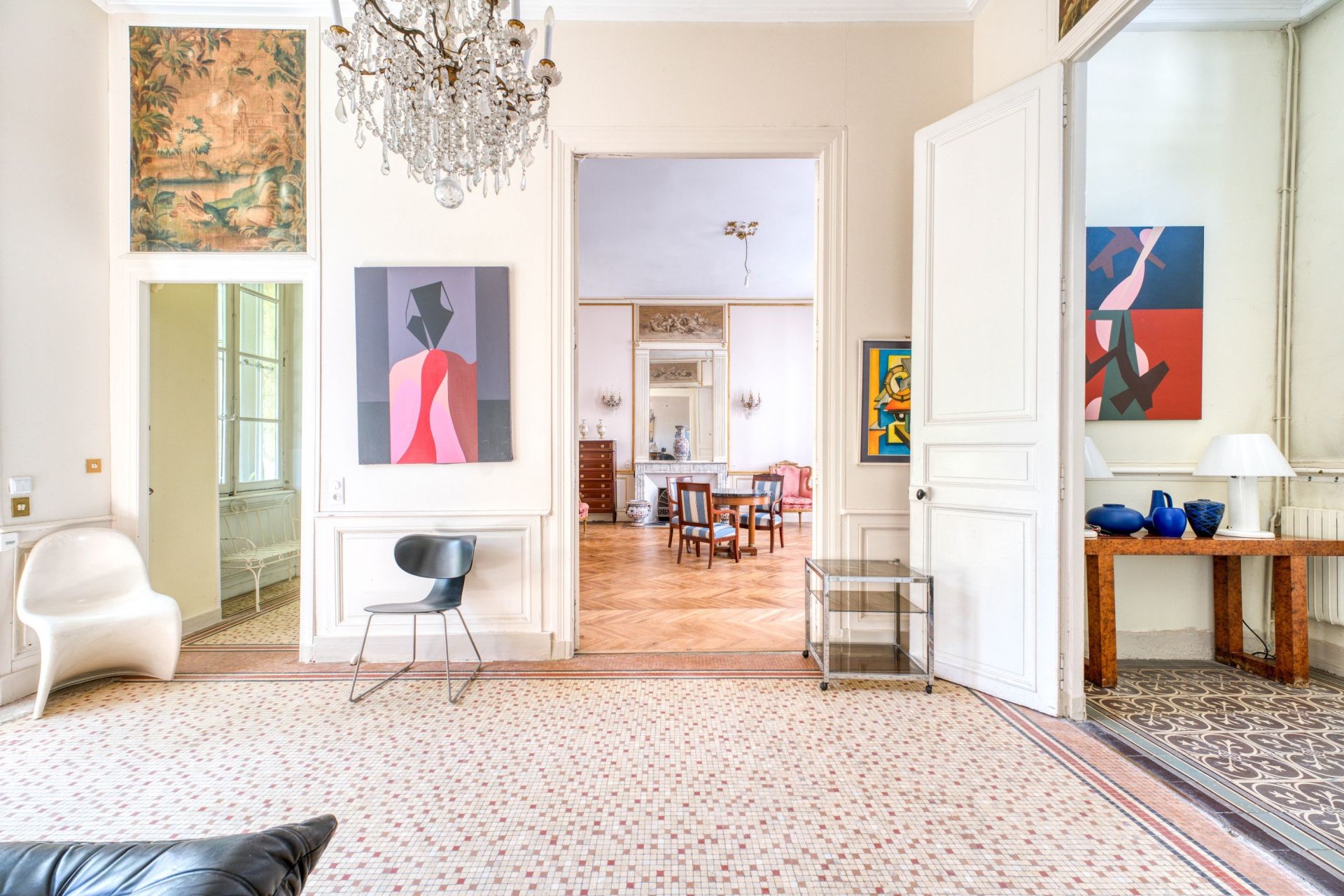 luxury apartment 8 Rooms for sale on LA ROCHELLE (17000)