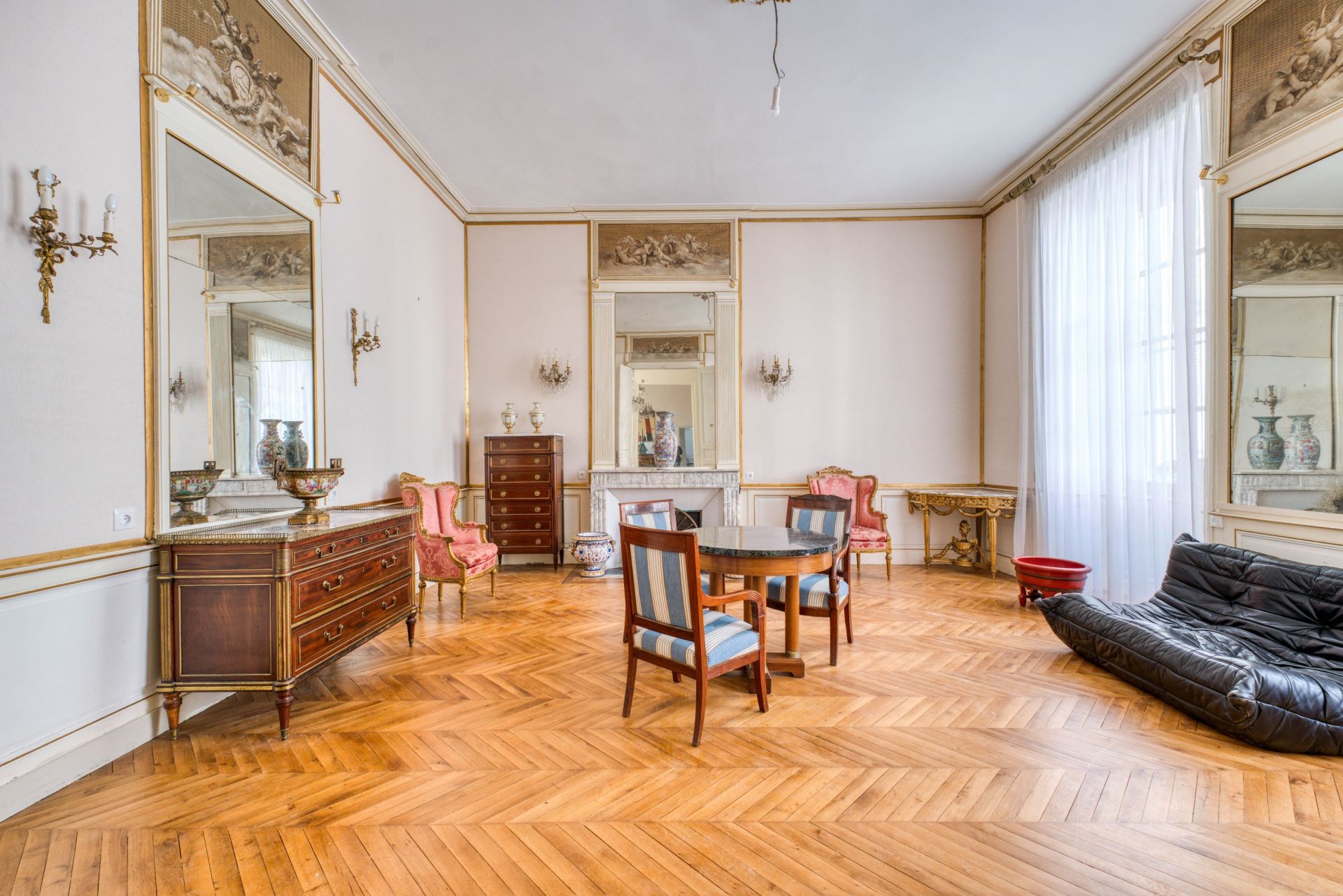 luxury apartment 8 Rooms for sale on LA ROCHELLE (17000)