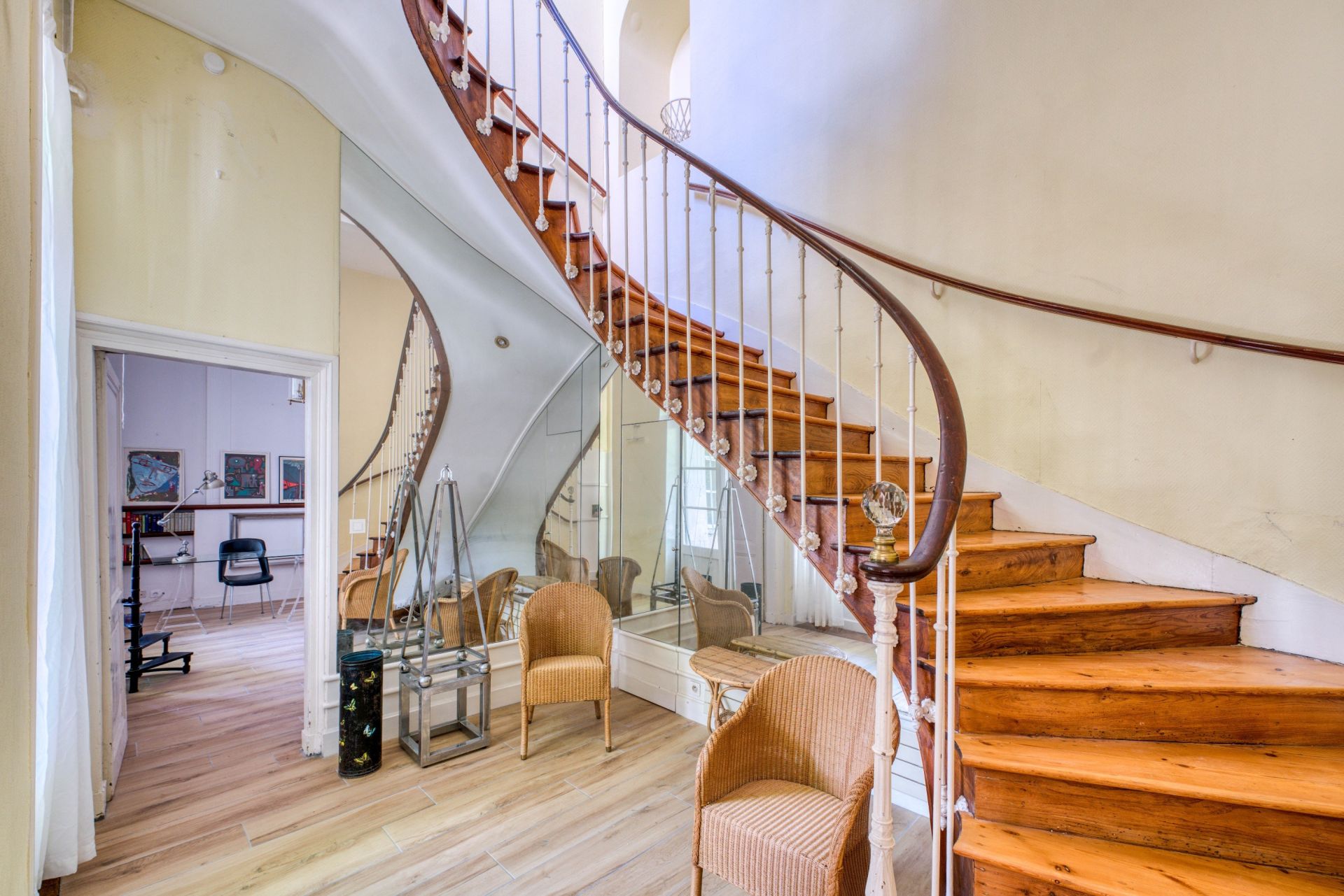 luxury apartment 8 Rooms for sale on LA ROCHELLE (17000)