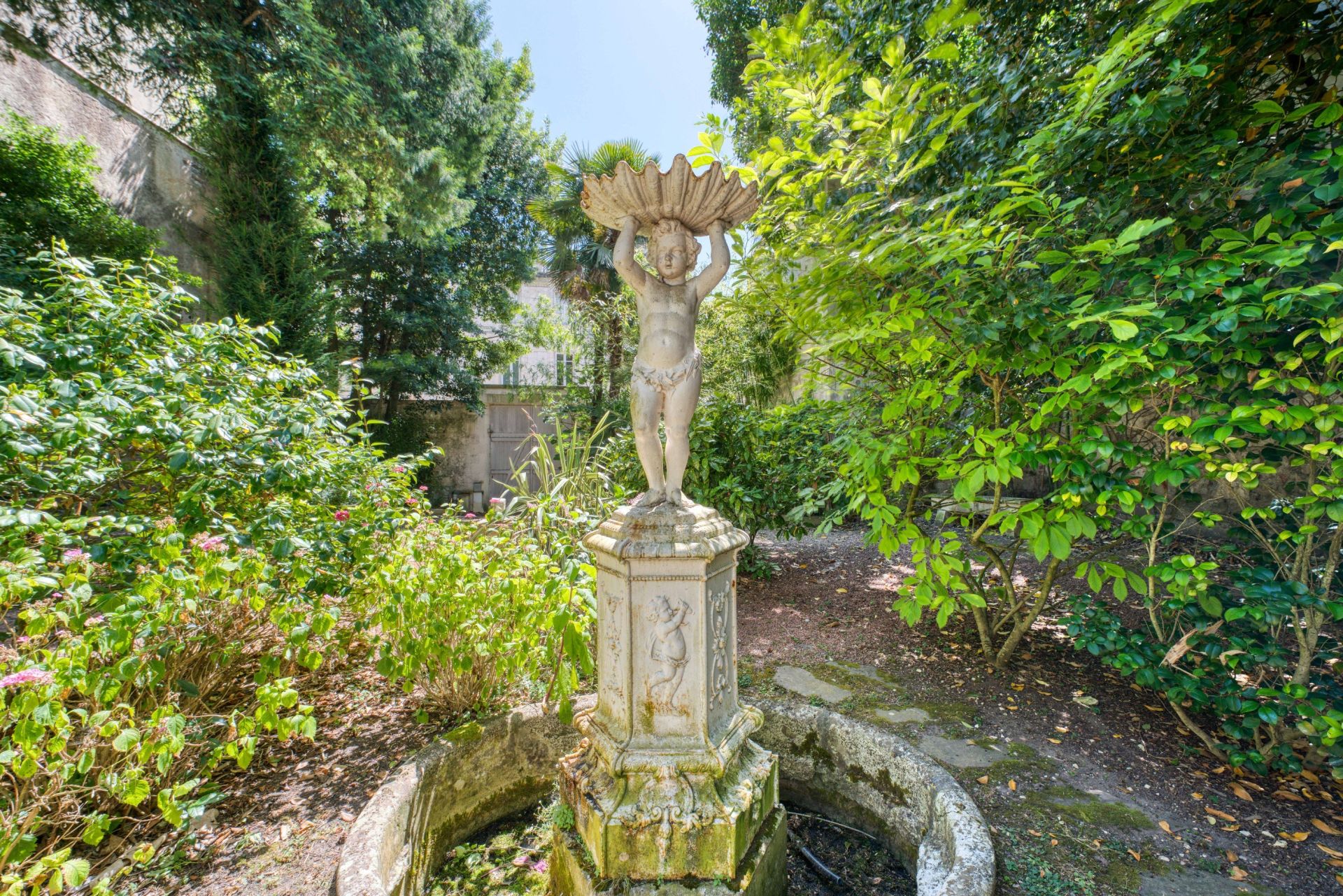 luxury apartment 8 Rooms for sale on LA ROCHELLE (17000)