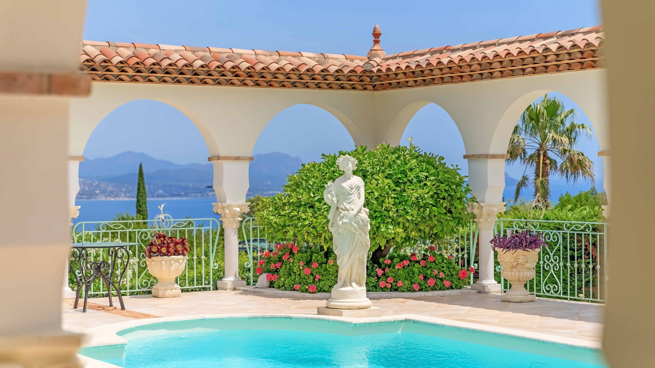 luxury provencale house 8 Rooms for sale on ST AYGULF (83370)