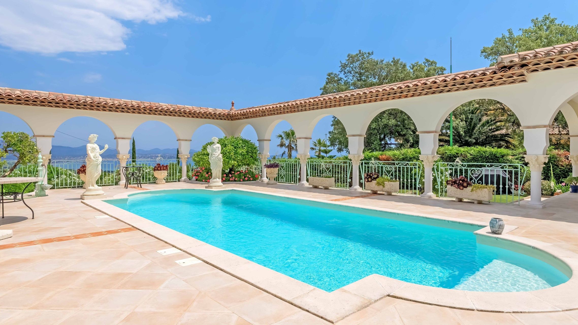 luxury provencale house 8 Rooms for sale on ST AYGULF (83370)