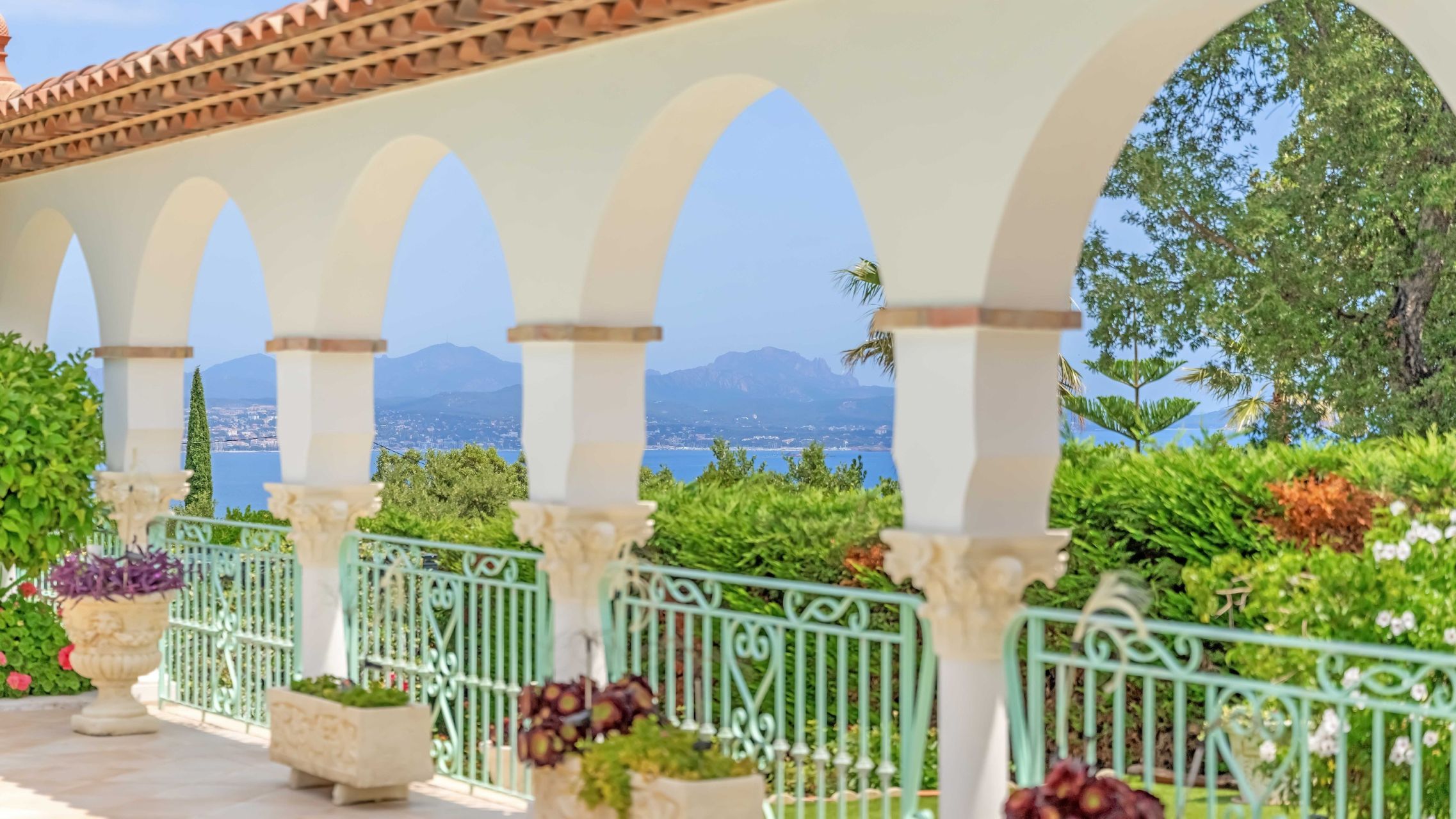 luxury provencale house 8 Rooms for sale on ST AYGULF (83370)