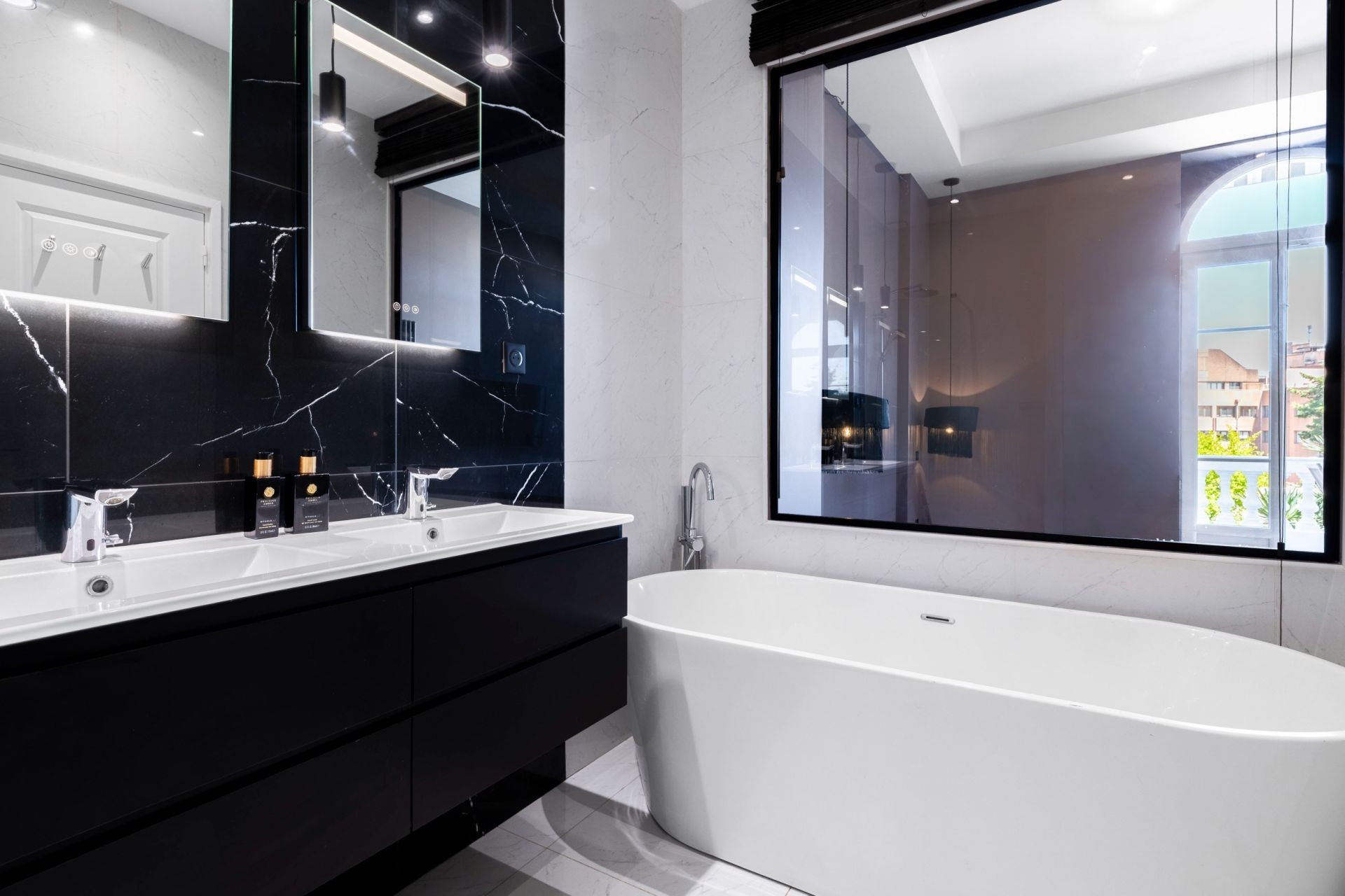 luxury apartment 5 Rooms for sale on NICE (06000)