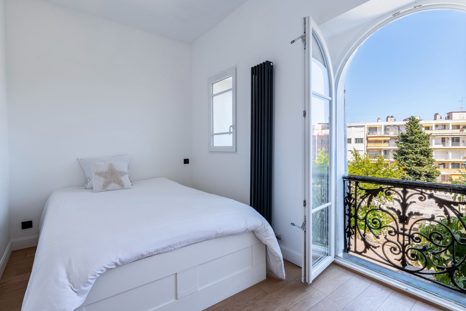 luxury apartment 5 Rooms for sale on NICE (06000)