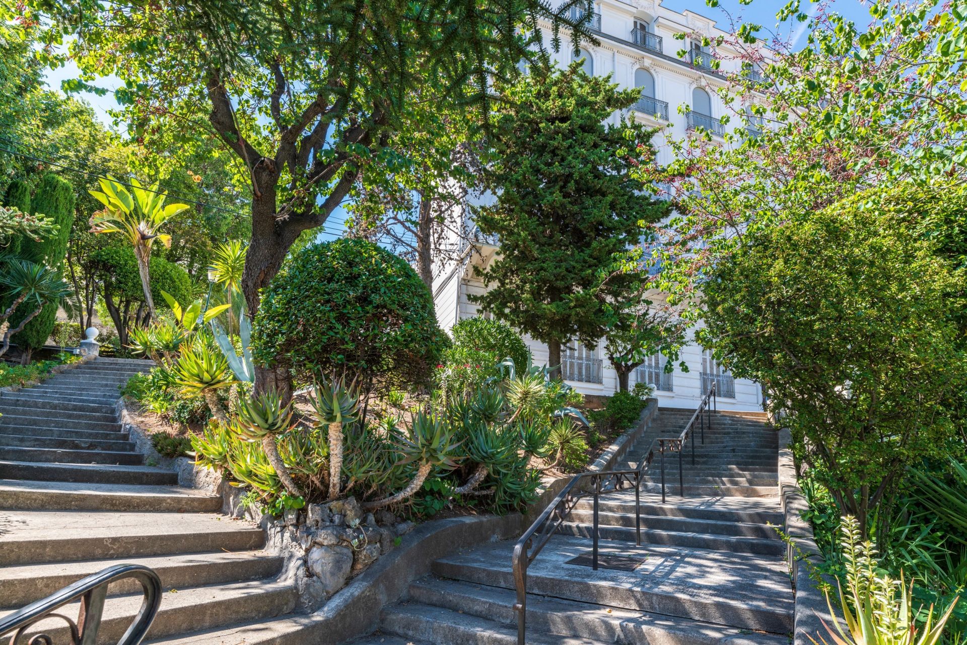 luxury apartment 5 Rooms for sale on NICE (06000)