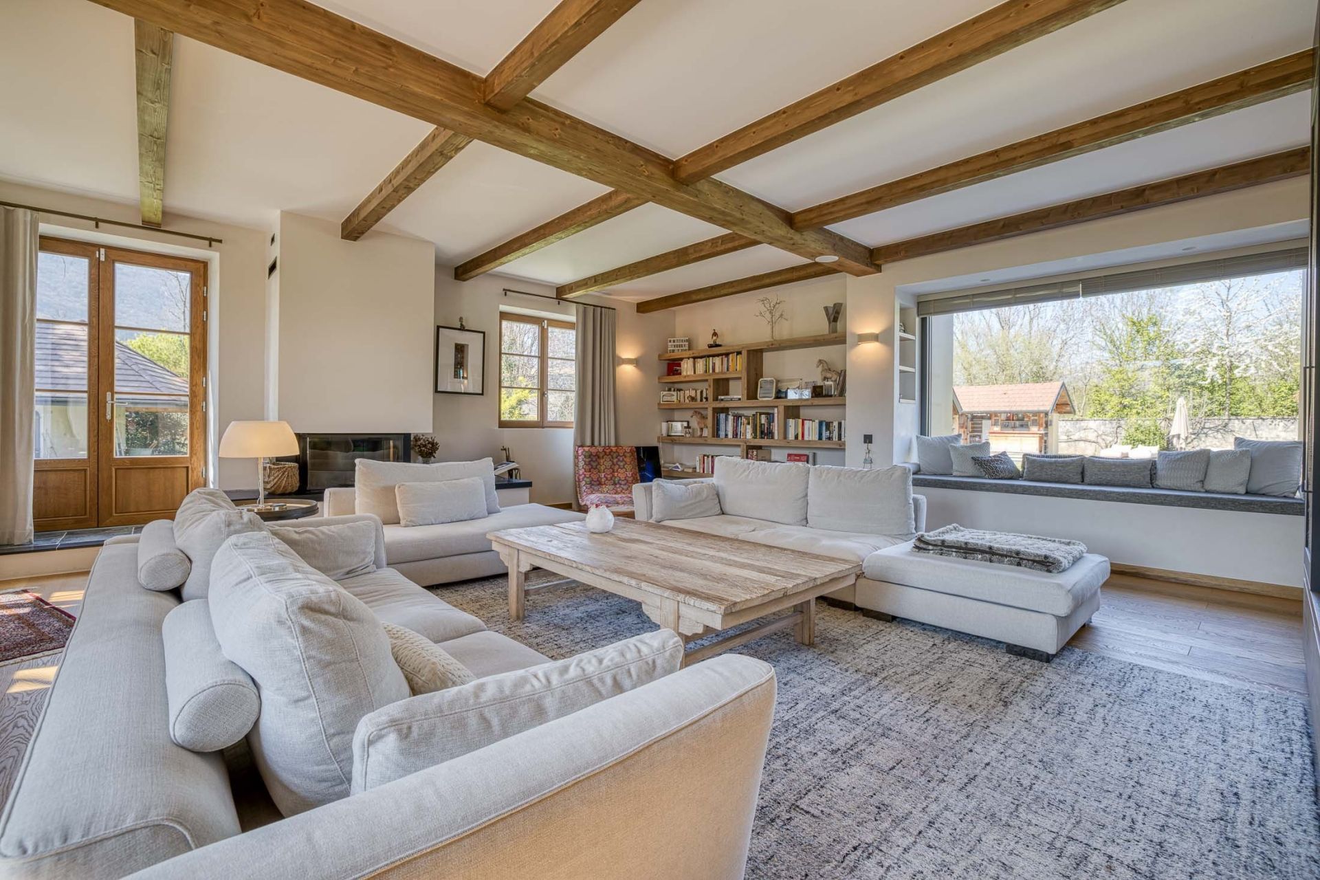 luxury house 8 Rooms for sale on ST JORIOZ (74410)