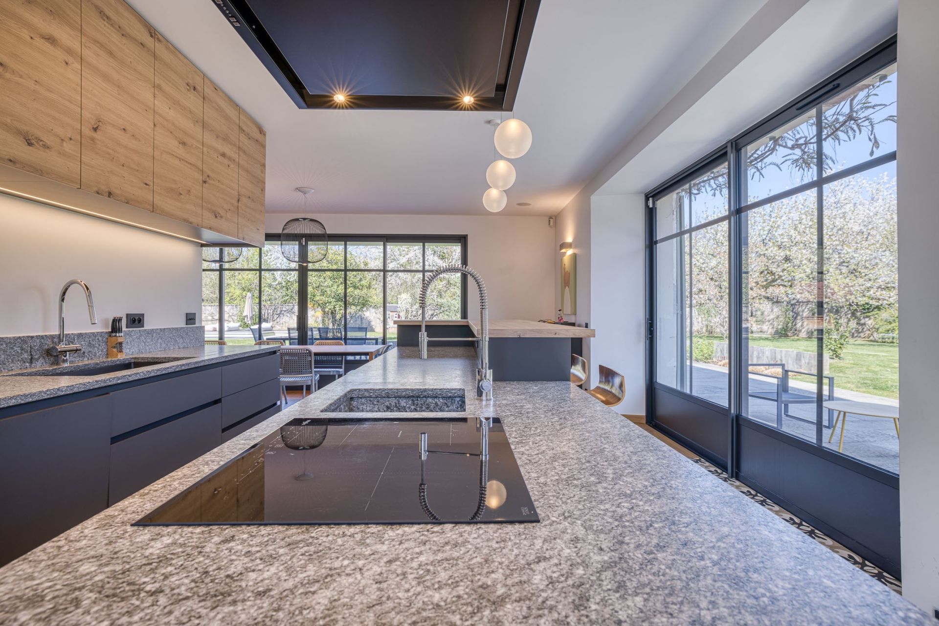 luxury house 8 Rooms for sale on ST JORIOZ (74410)