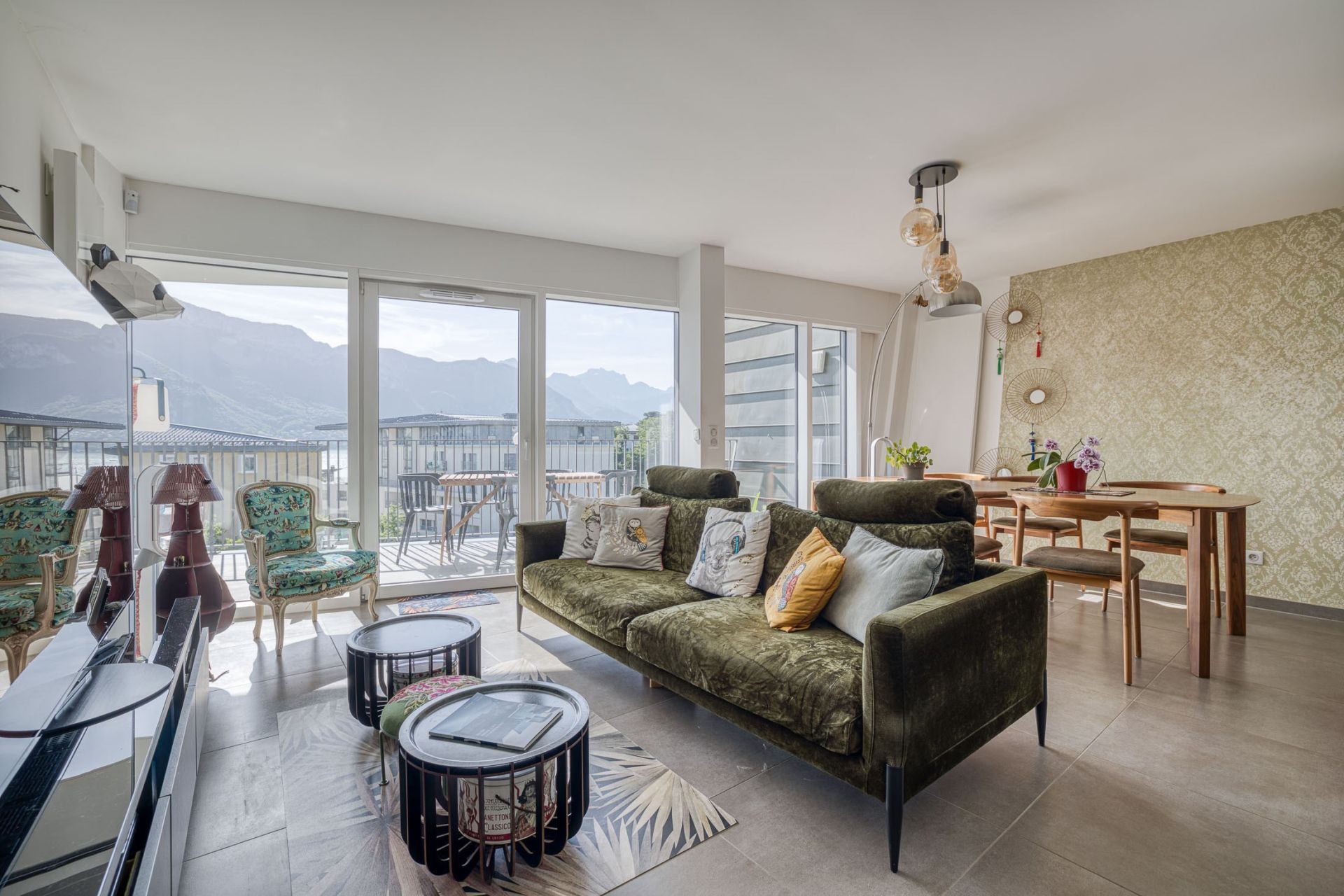 luxury apartment 4 Rooms for sale on ANNECY (74000)