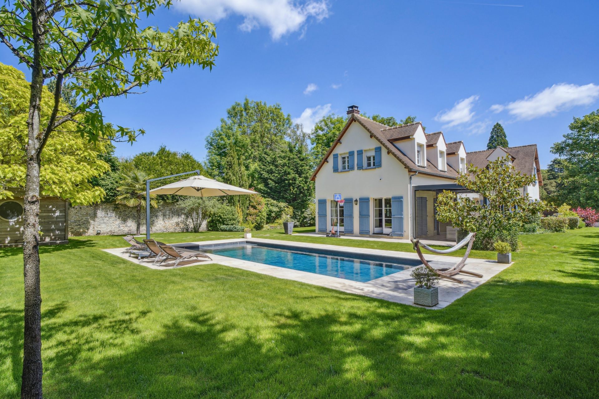 luxury house 6 Rooms for sale on MONTFORT L AMAURY (78490)