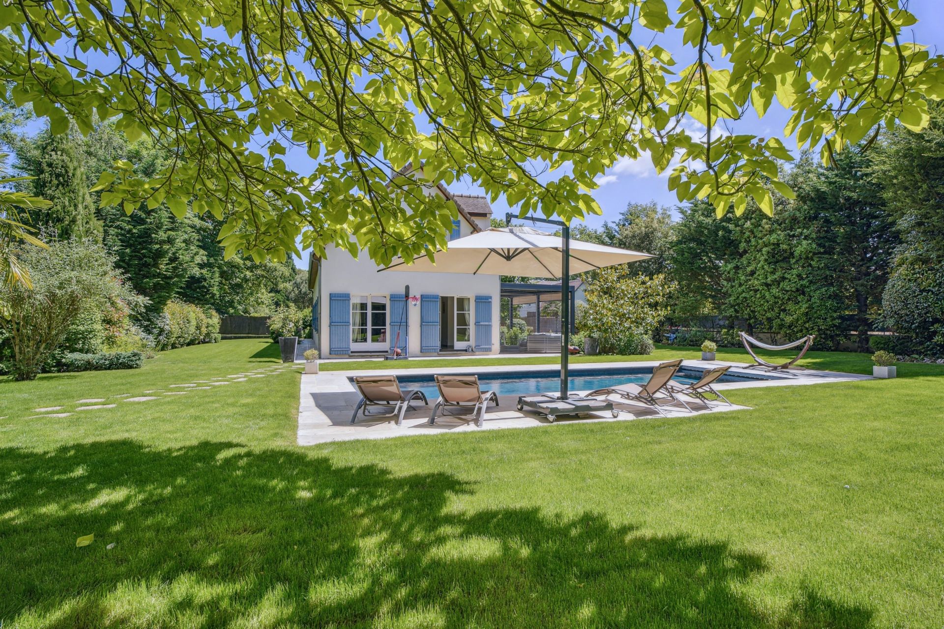 luxury house 6 Rooms for sale on MONTFORT L AMAURY (78490)