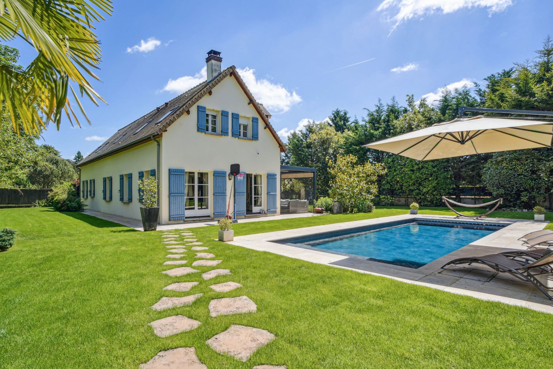 luxury house 6 Rooms for sale on MONTFORT L AMAURY (78490)
