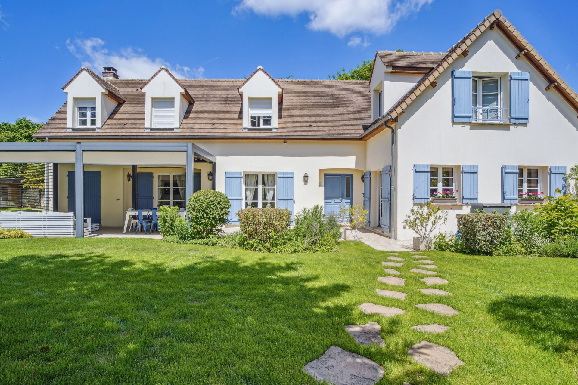 luxury house 6 Rooms for sale on MONTFORT L AMAURY (78490)