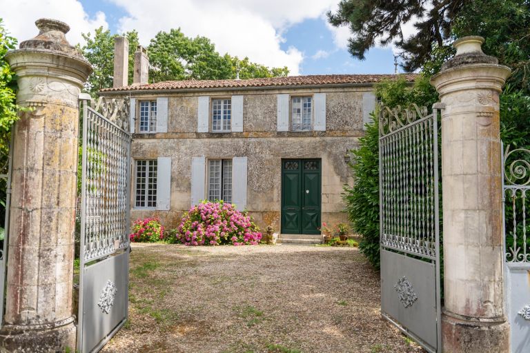 luxury house 14 Rooms for sale on PESSINES (17810)