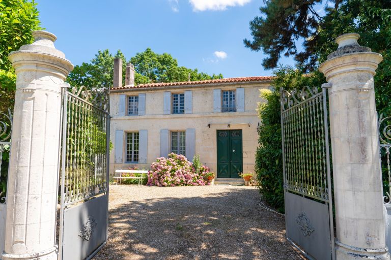 maison de luxe 14 Pièces en vente sur PESSINES (17810)