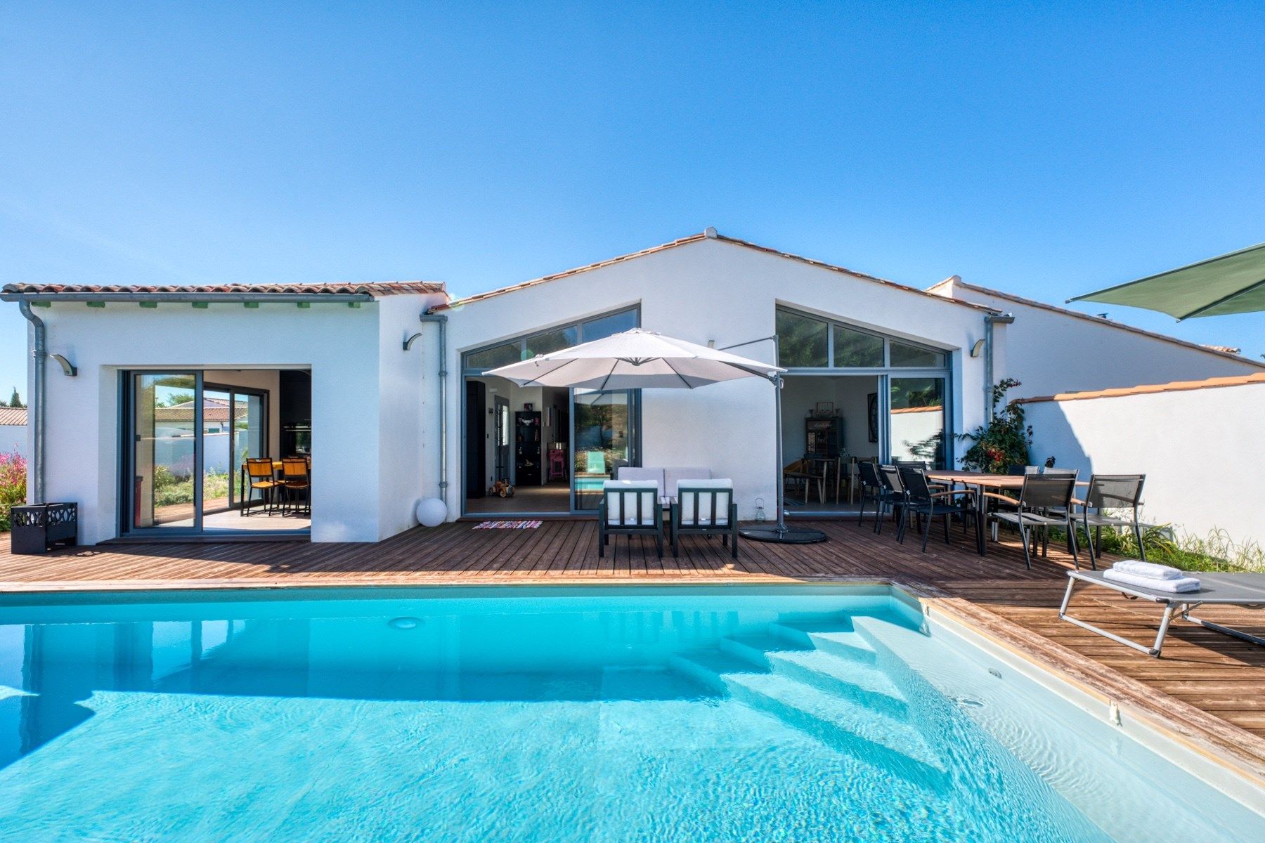 luxury house 6 Rooms for sale on LA COUARDE SUR MER (17670)