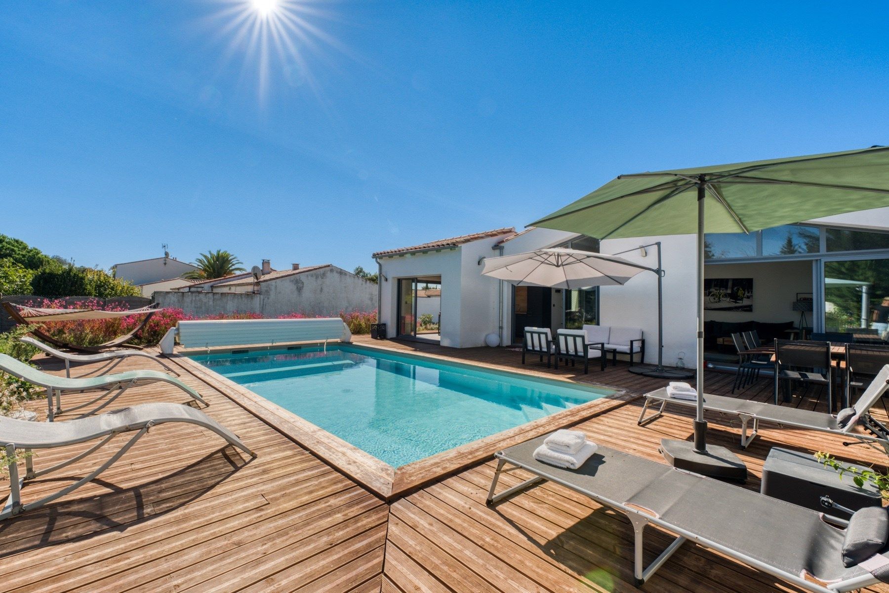 luxury house 6 Rooms for sale on LA COUARDE SUR MER (17670)