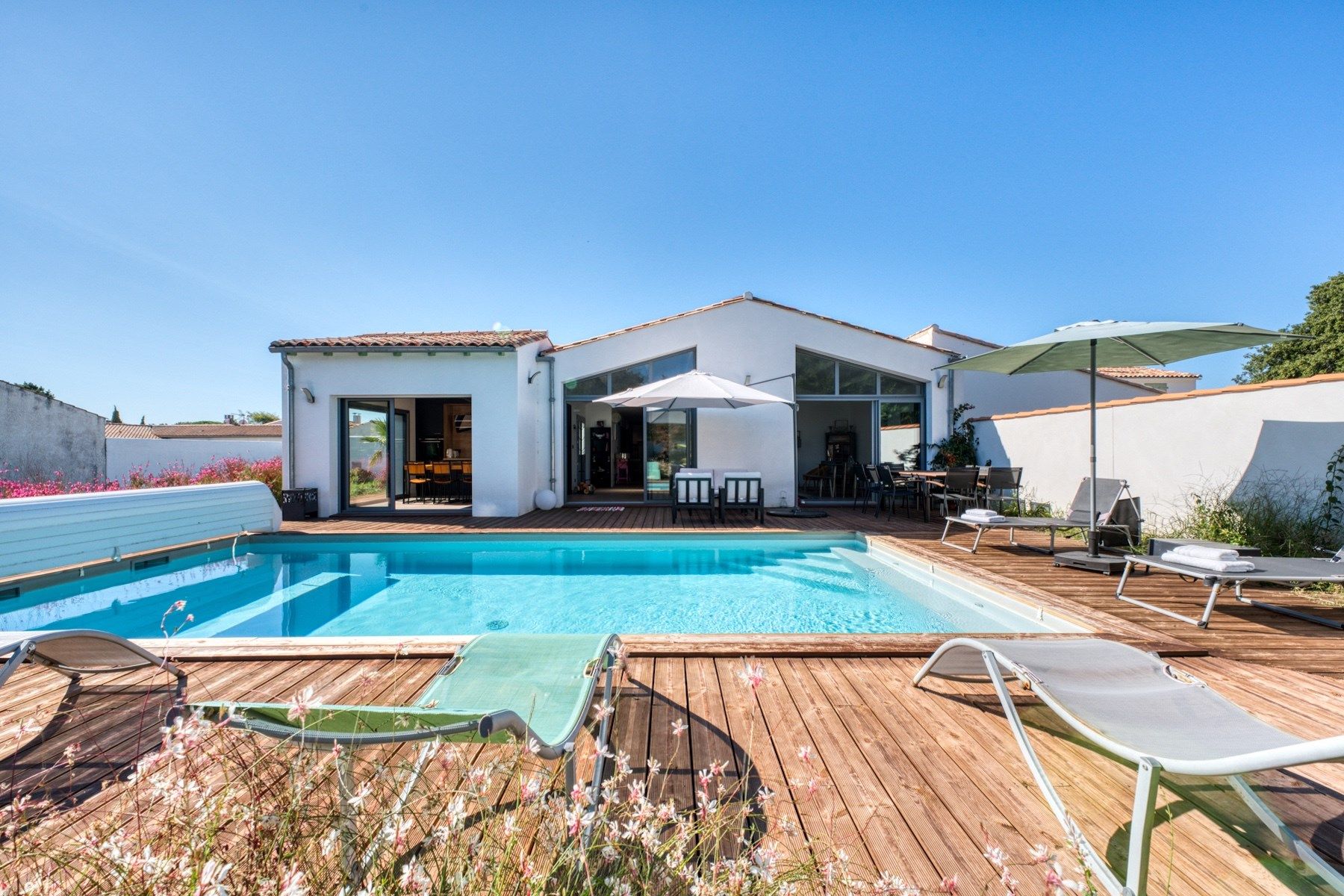 luxury house 6 Rooms for sale on LA COUARDE SUR MER (17670)