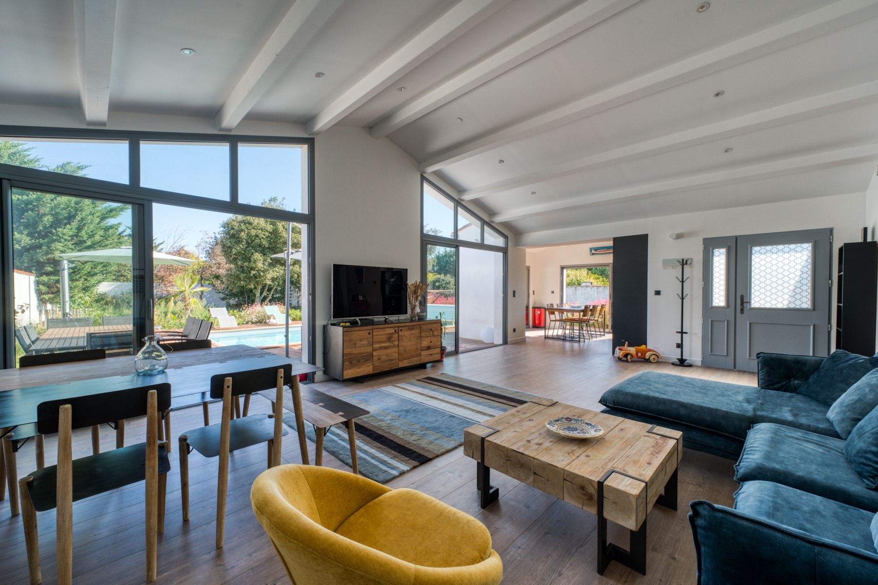 luxury house 6 Rooms for sale on LA COUARDE SUR MER (17670)
