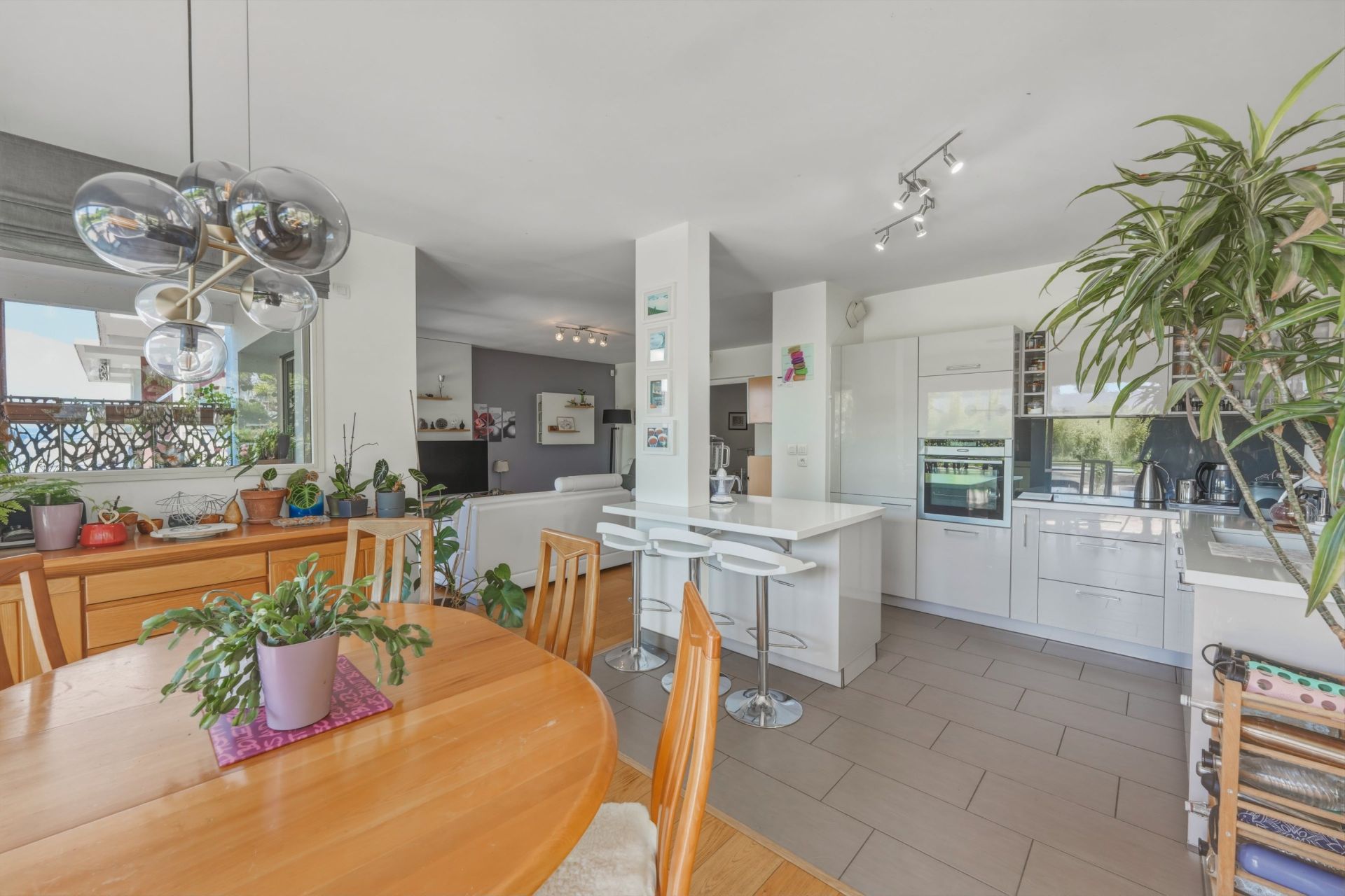 luxury apartment 4 Rooms for sale on EVIAN LES BAINS (74500)