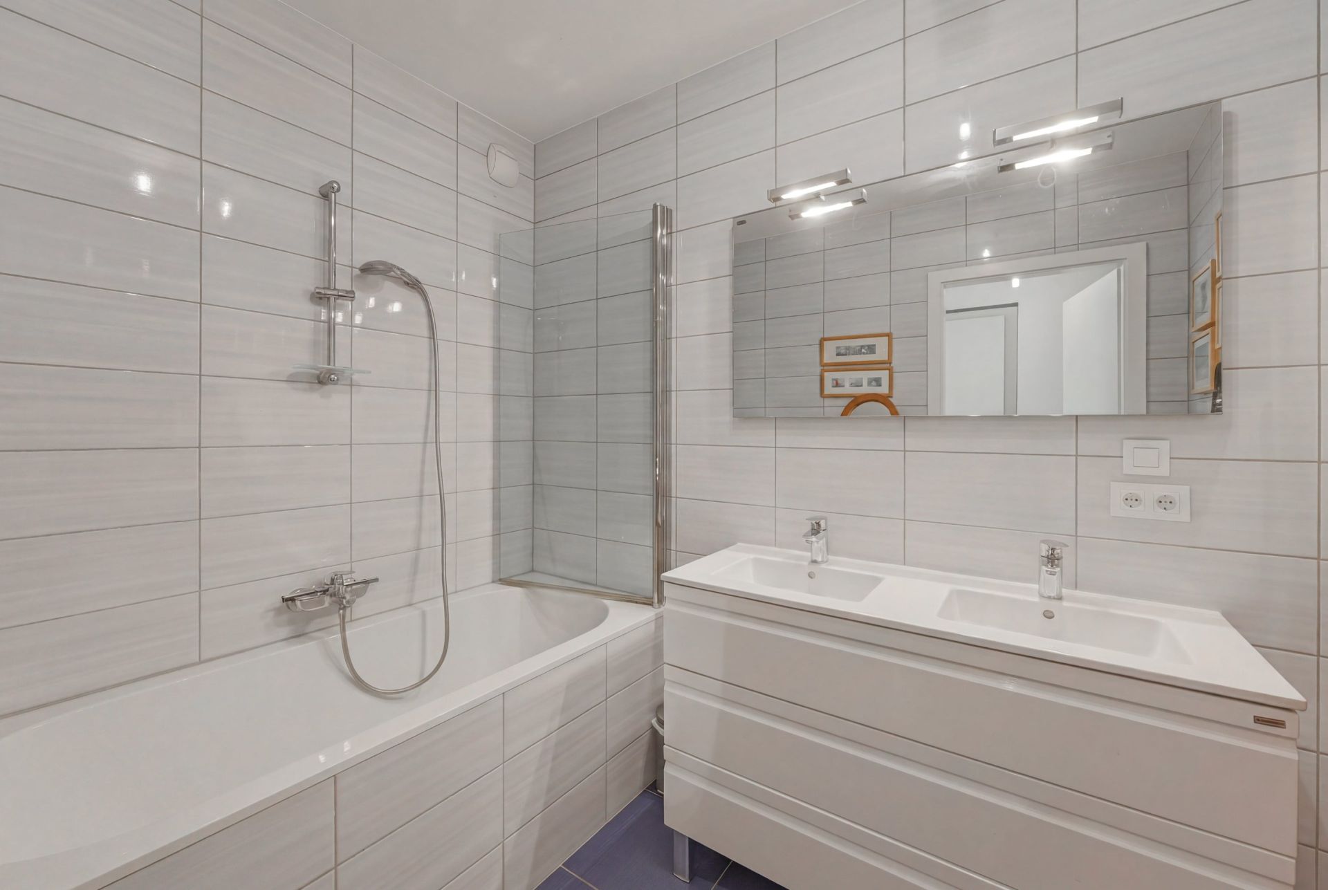 luxury apartment 4 Rooms for sale on EVIAN LES BAINS (74500)