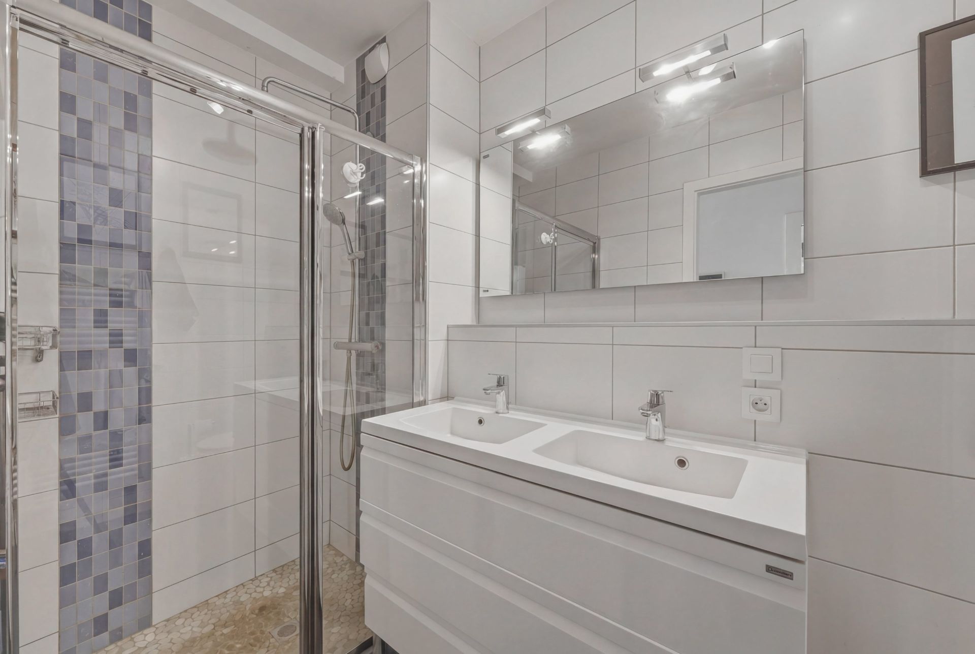 luxury apartment 4 Rooms for sale on EVIAN LES BAINS (74500)