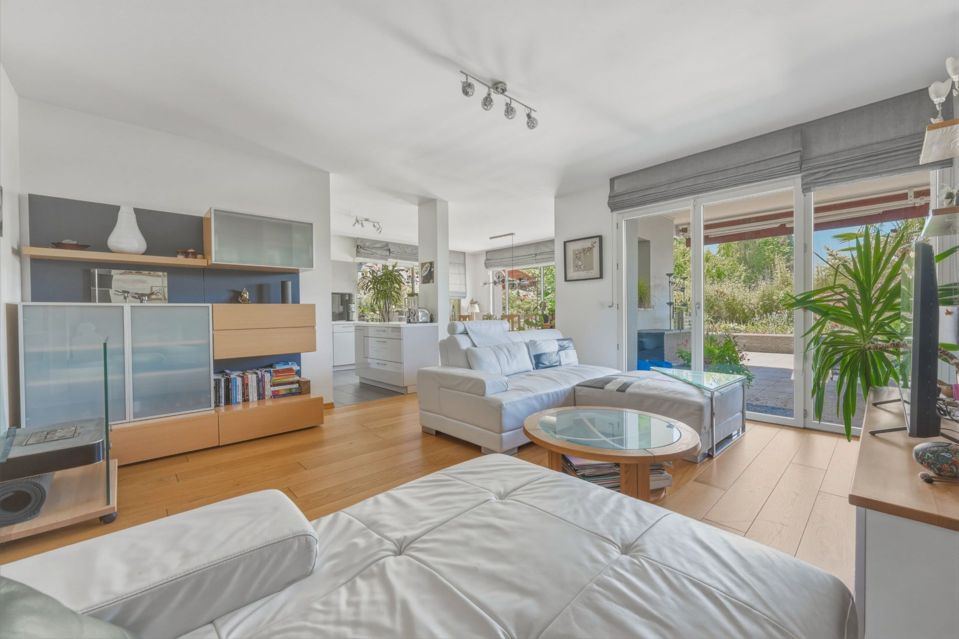 luxury apartment 4 Rooms for sale on EVIAN LES BAINS (74500)