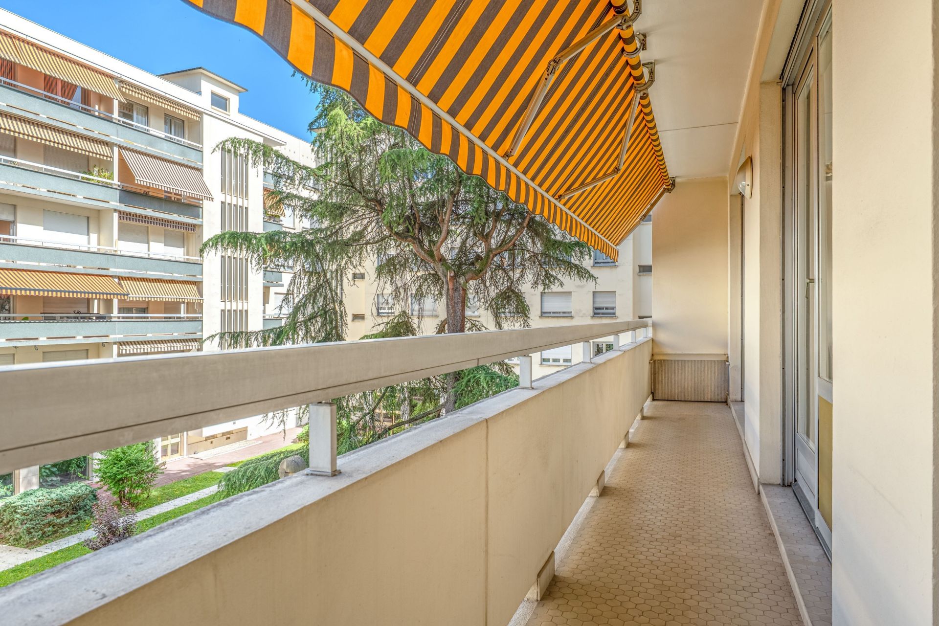 luxury apartment 4 Rooms for sale on LYON (69006)