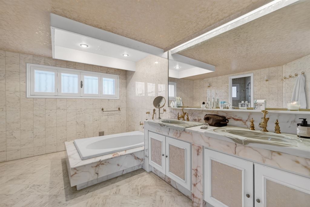 luxury villa 10 Rooms for sale on MOUGINS (06250)