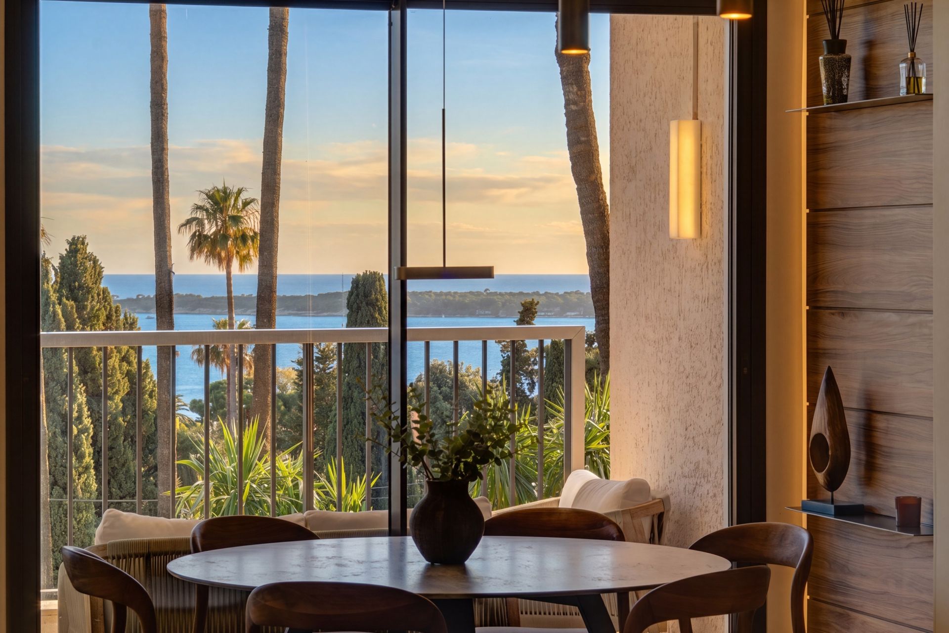 luxury apartment 4 Rooms for sale on CANNES (06400)