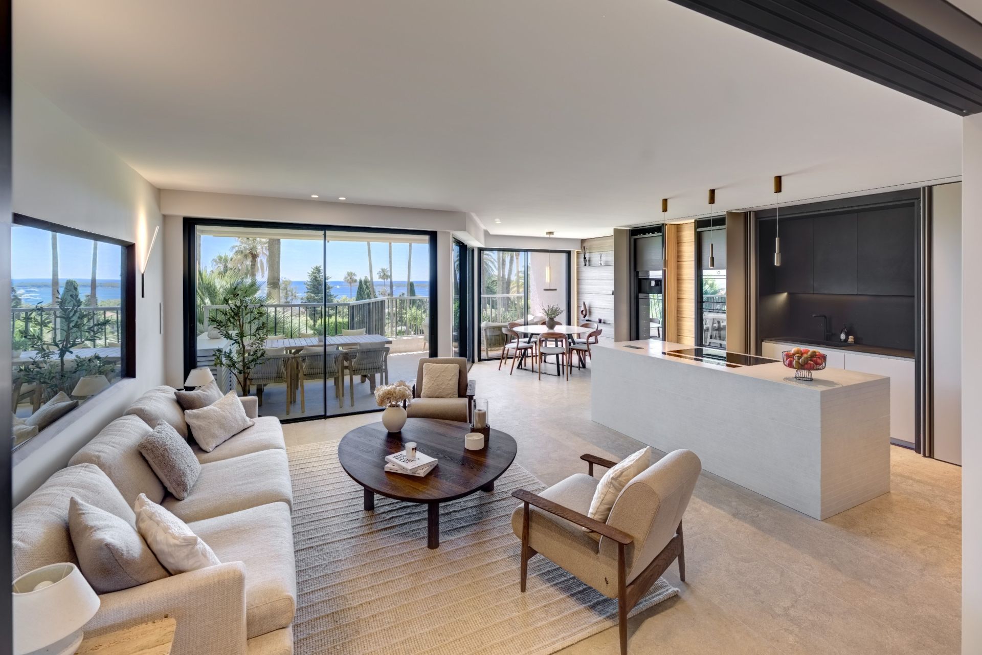 luxury apartment 4 Rooms for sale on CANNES (06400)