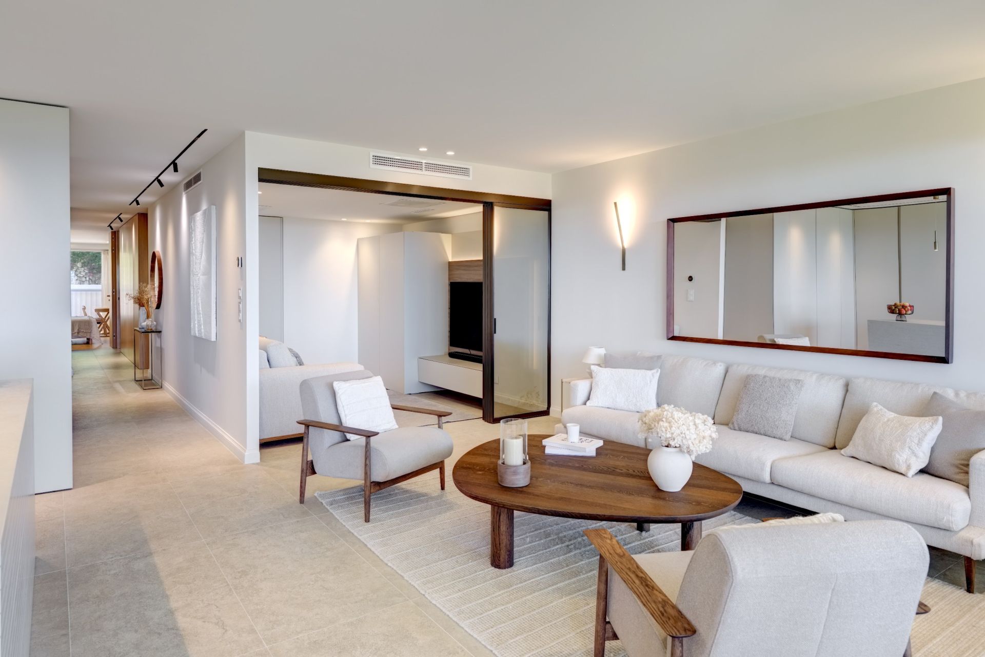 luxury apartment 4 Rooms for sale on CANNES (06400)