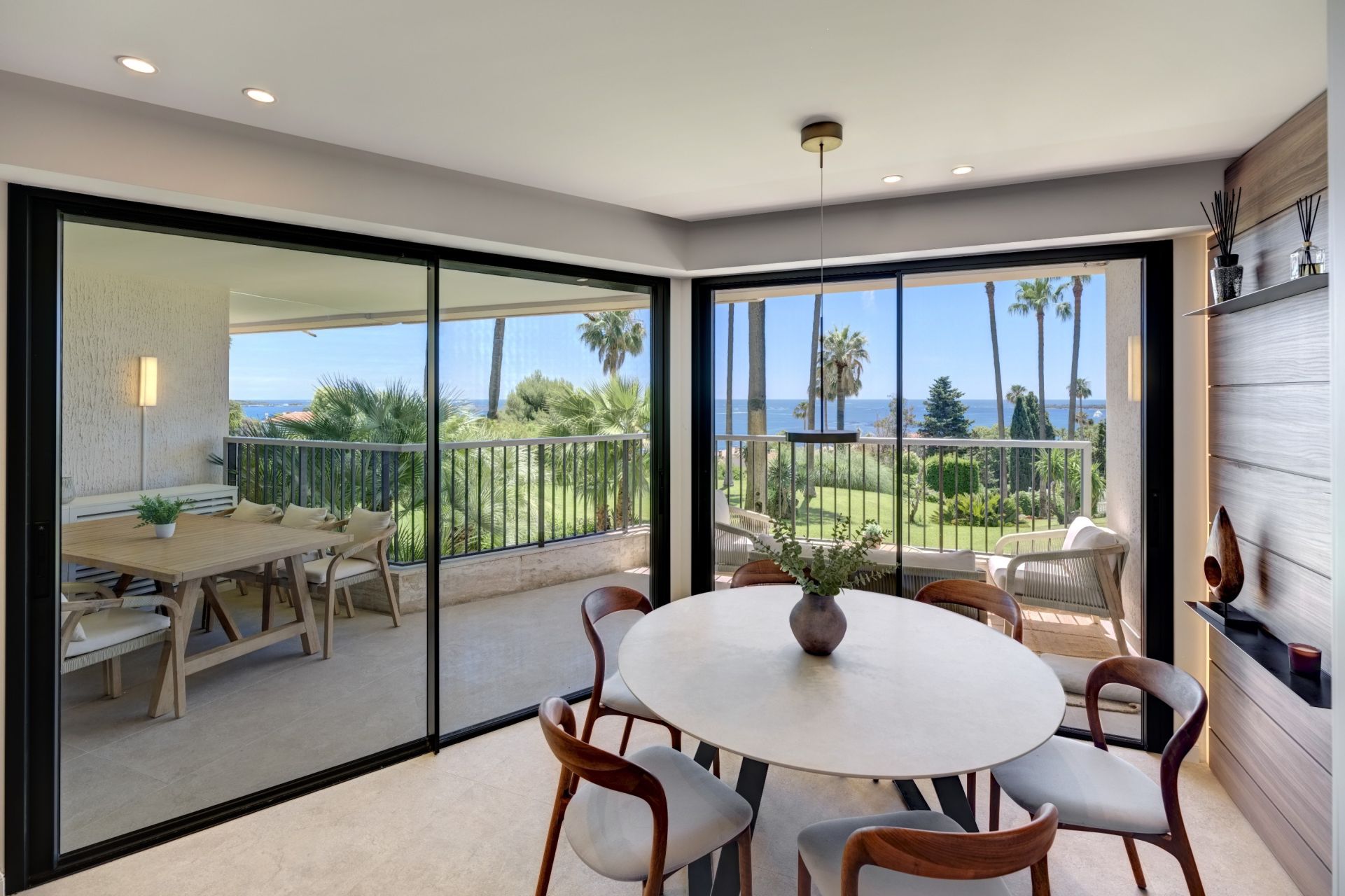 luxury apartment 4 Rooms for sale on CANNES (06400)