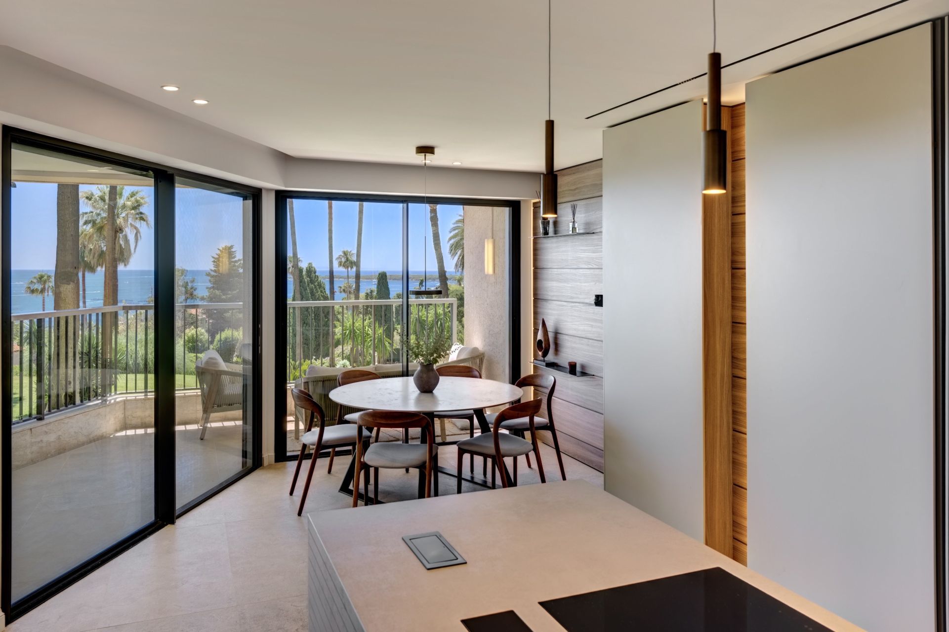 luxury apartment 4 Rooms for sale on CANNES (06400)
