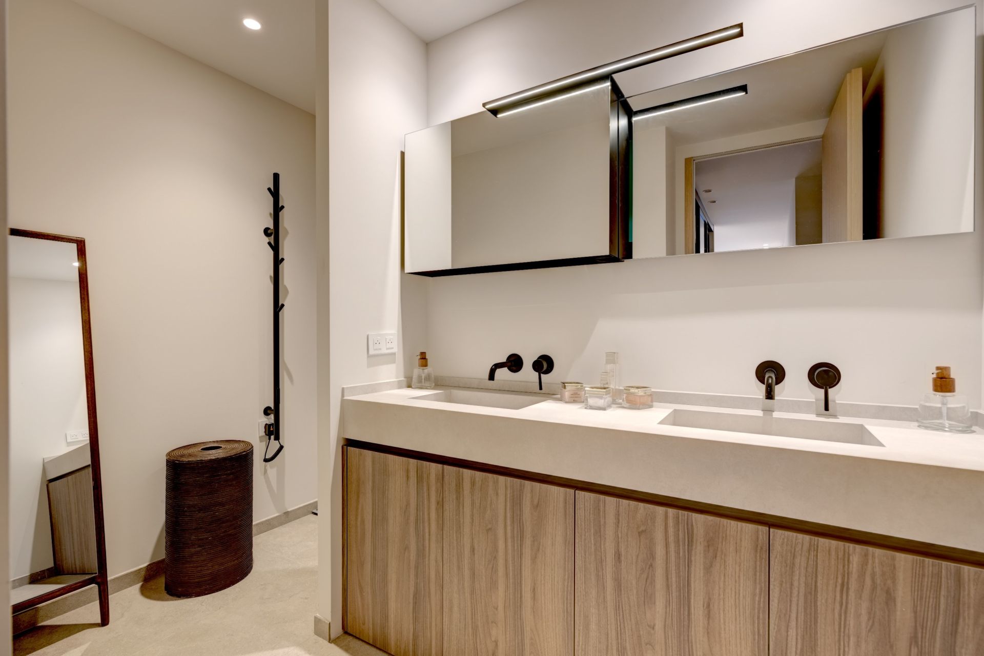 luxury apartment 4 Rooms for sale on CANNES (06400)