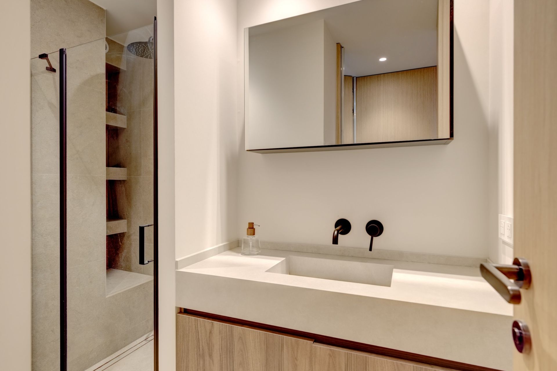 luxury apartment 4 Rooms for sale on CANNES (06400)