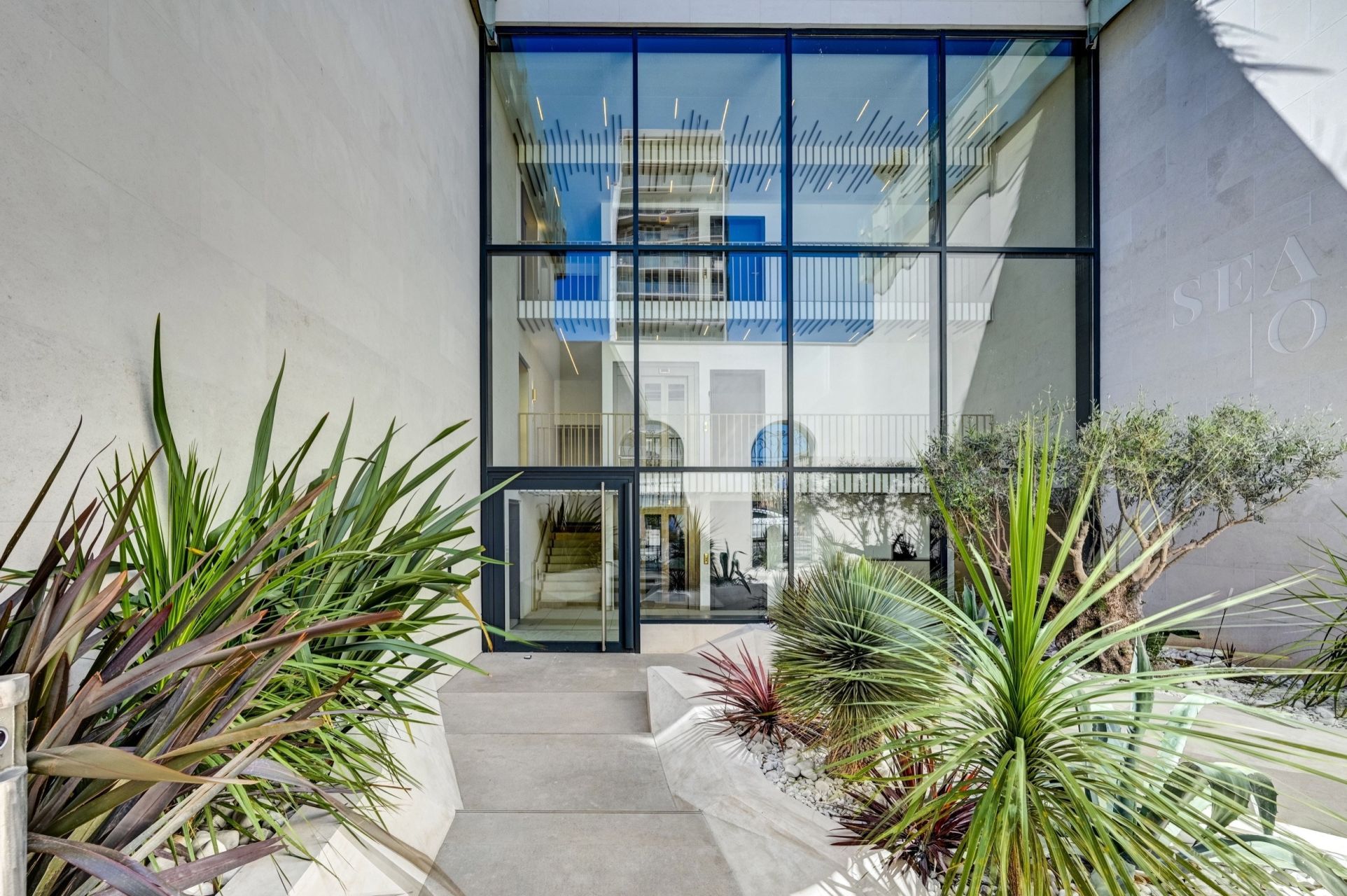 luxury apartment 1 room for rent on MARSEILLE (13007)