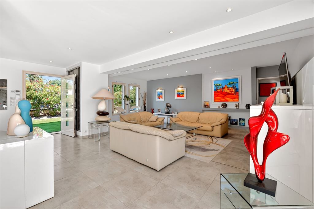 luxury villa 8 Rooms for sale on MOUANS SARTOUX (06370)
