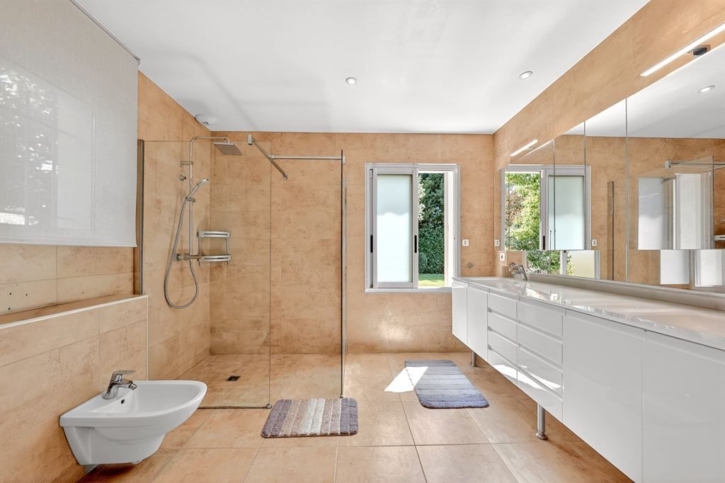 luxury villa 8 Rooms for sale on MOUANS SARTOUX (06370)