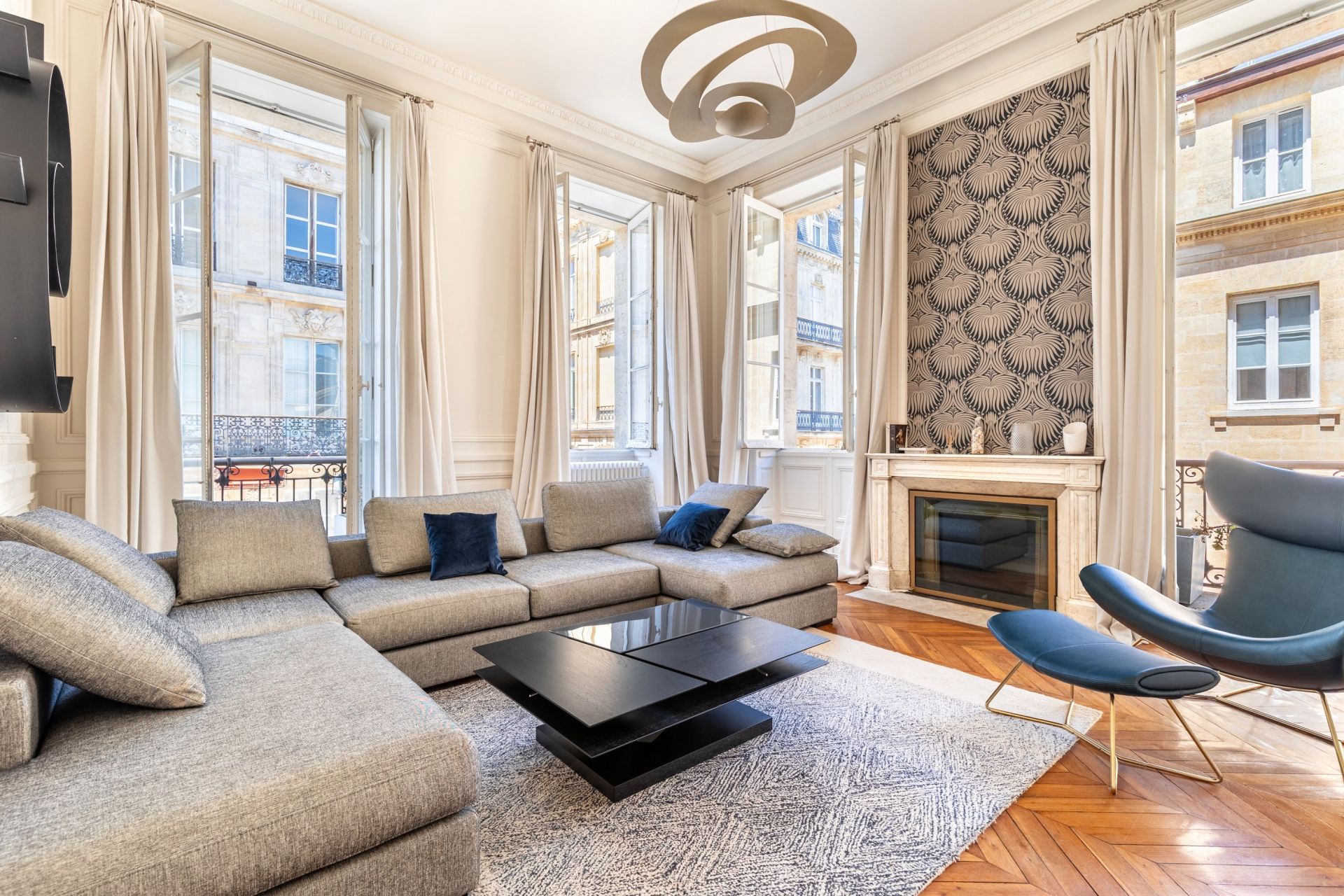 luxury apartment 5 Rooms for sale on BORDEAUX (33000)
