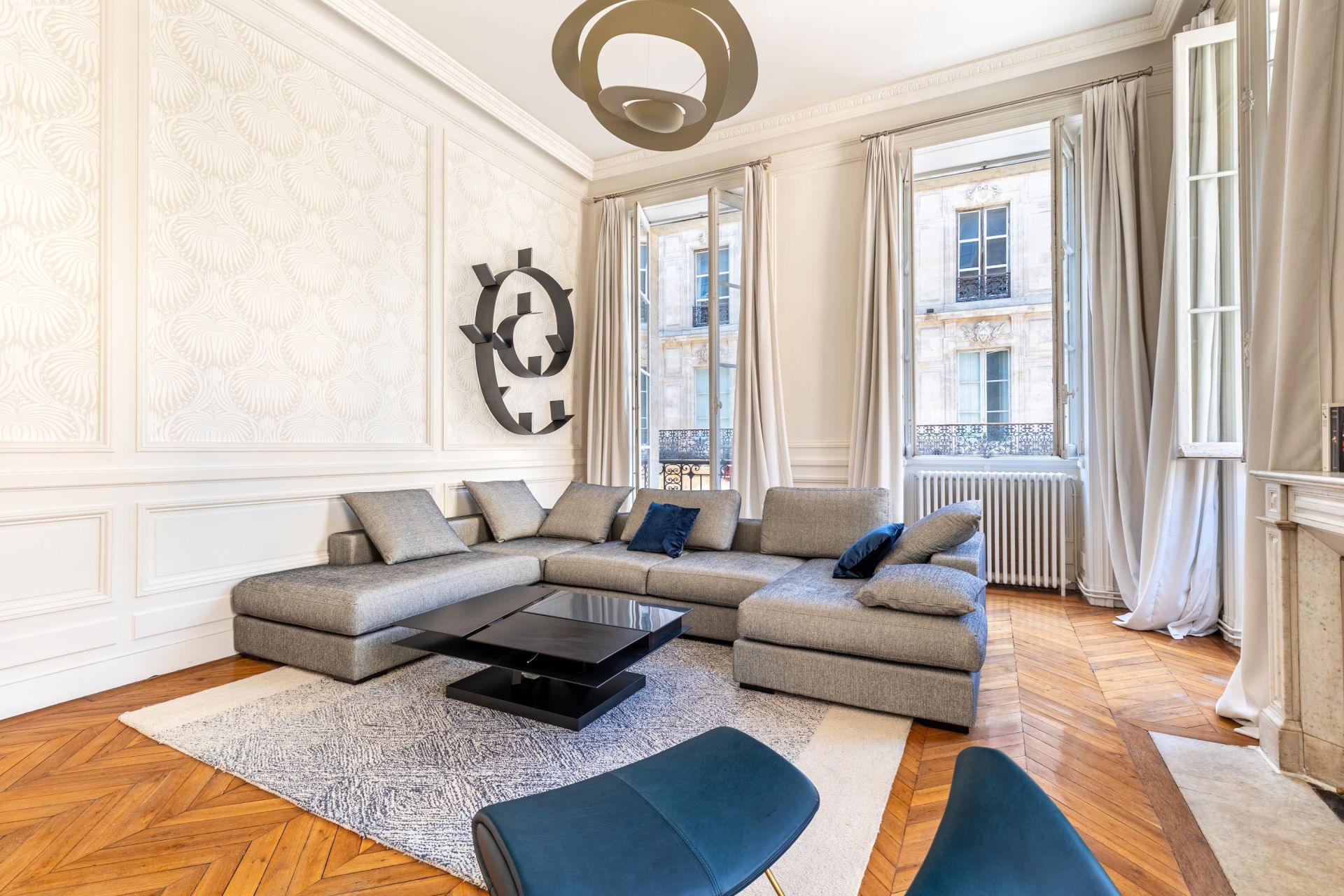 luxury apartment 5 Rooms for sale on BORDEAUX (33000)