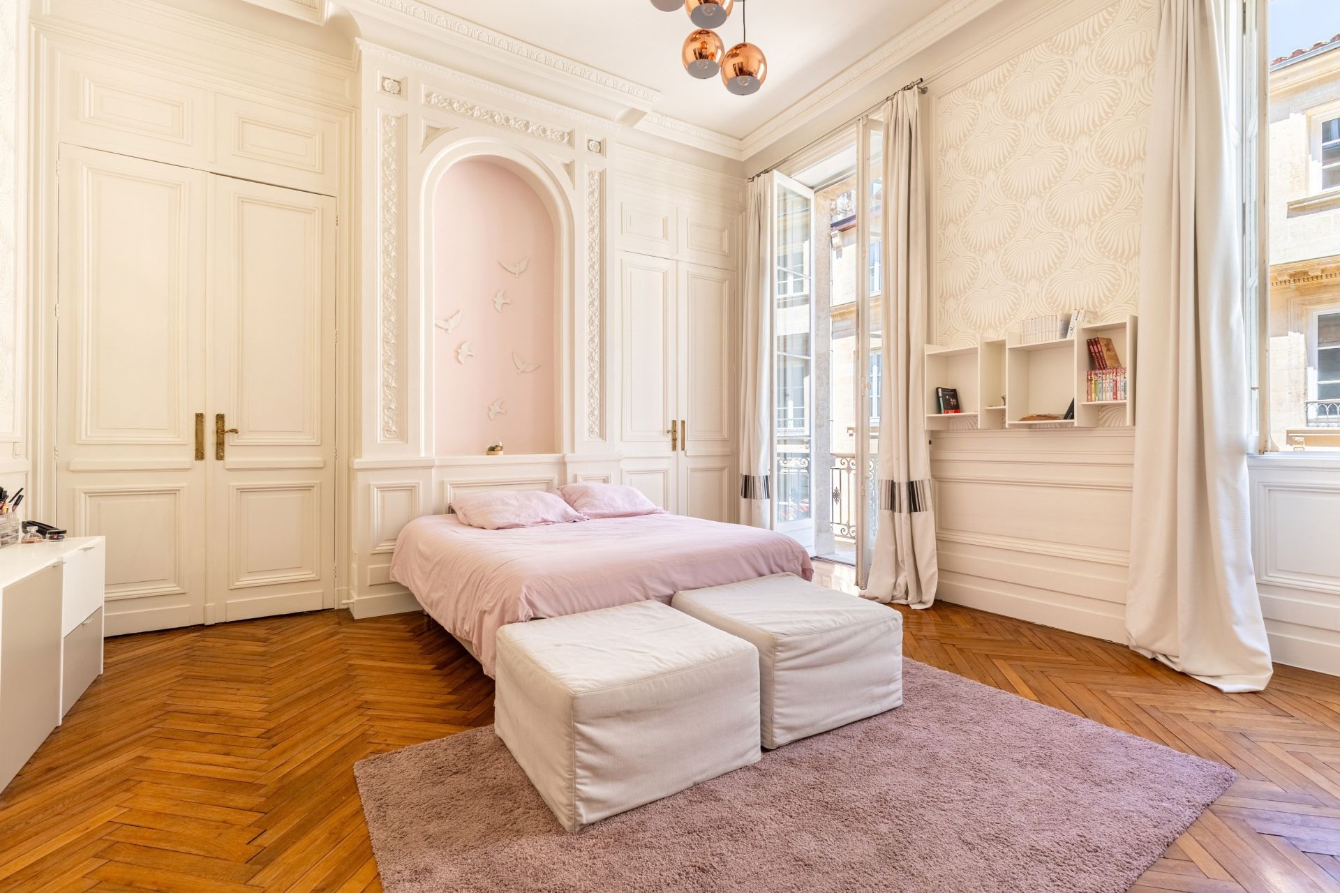 luxury apartment 5 Rooms for sale on BORDEAUX (33000)