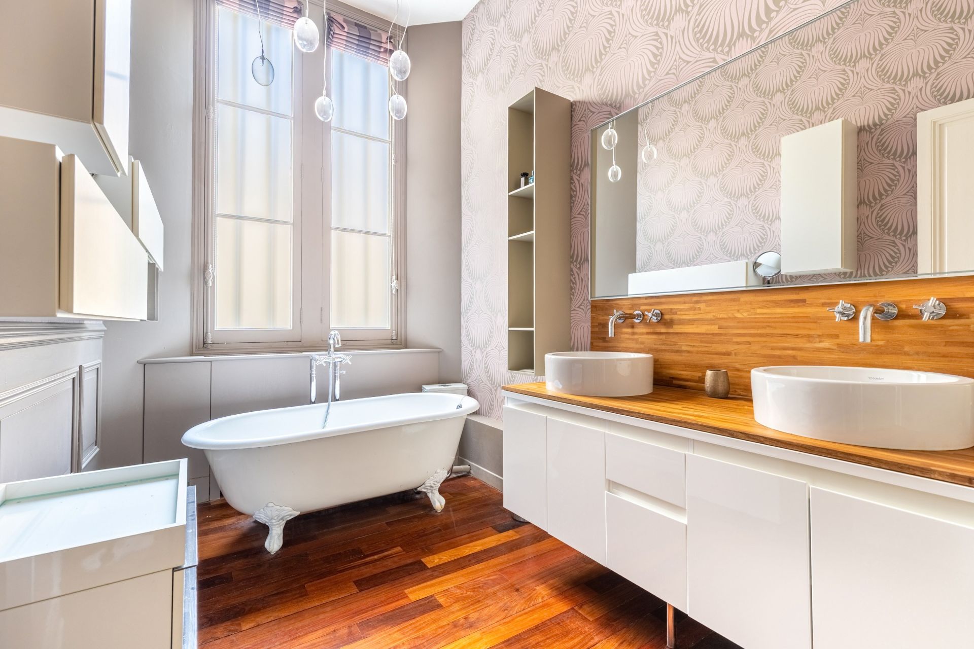 luxury apartment 5 Rooms for sale on BORDEAUX (33000)