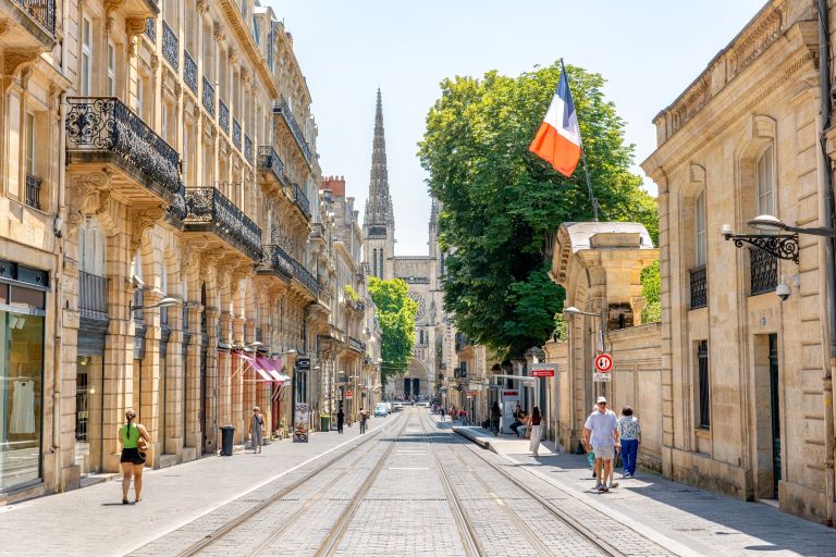 luxury apartment 5 Rooms for sale on BORDEAUX (33000)