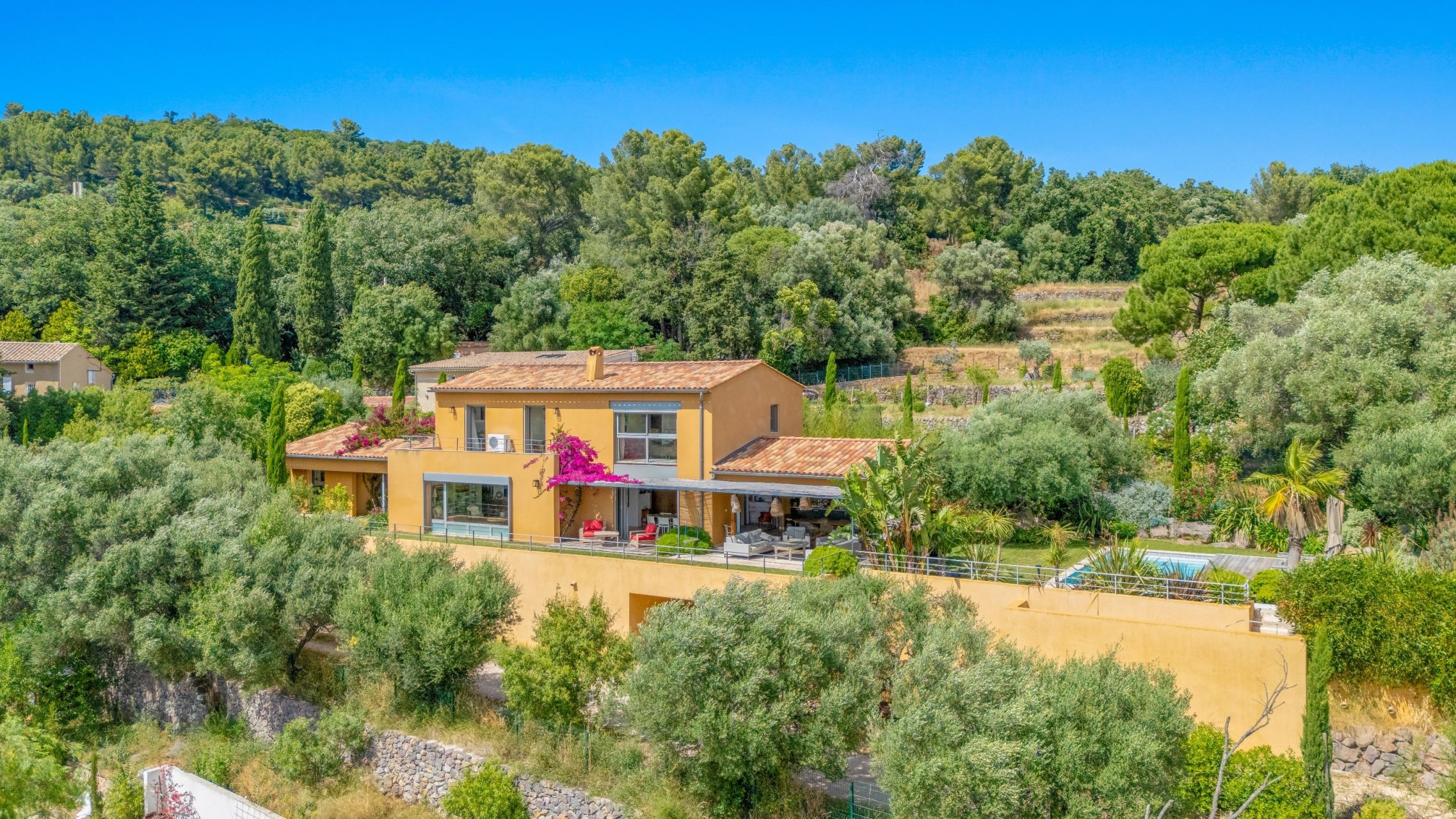 luxury house 6 Rooms for sale on OLLIOULES (83190)