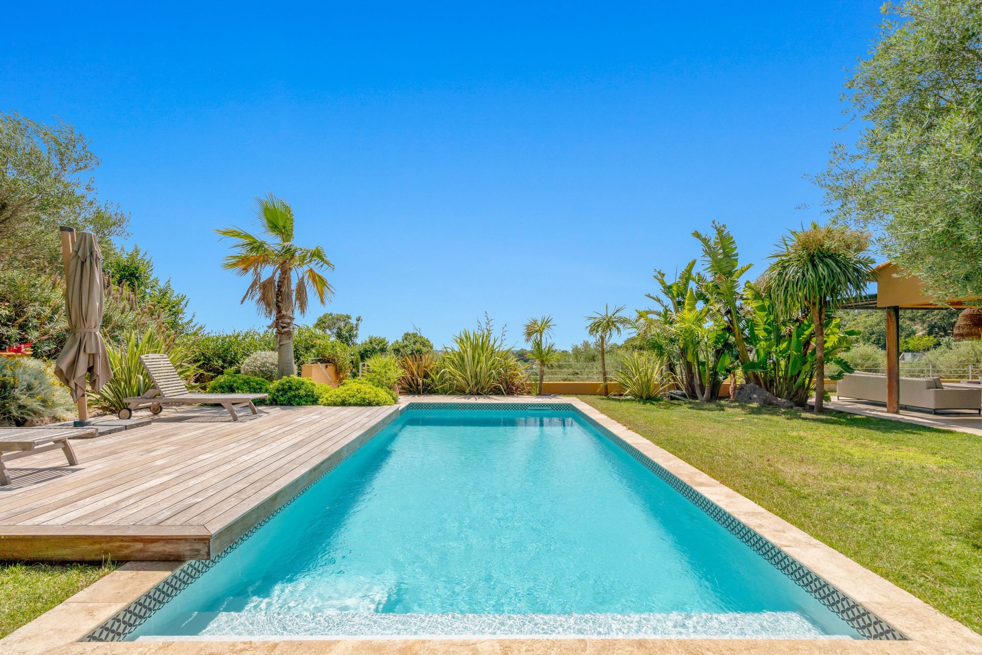 luxury house 6 Rooms for sale on OLLIOULES (83190)