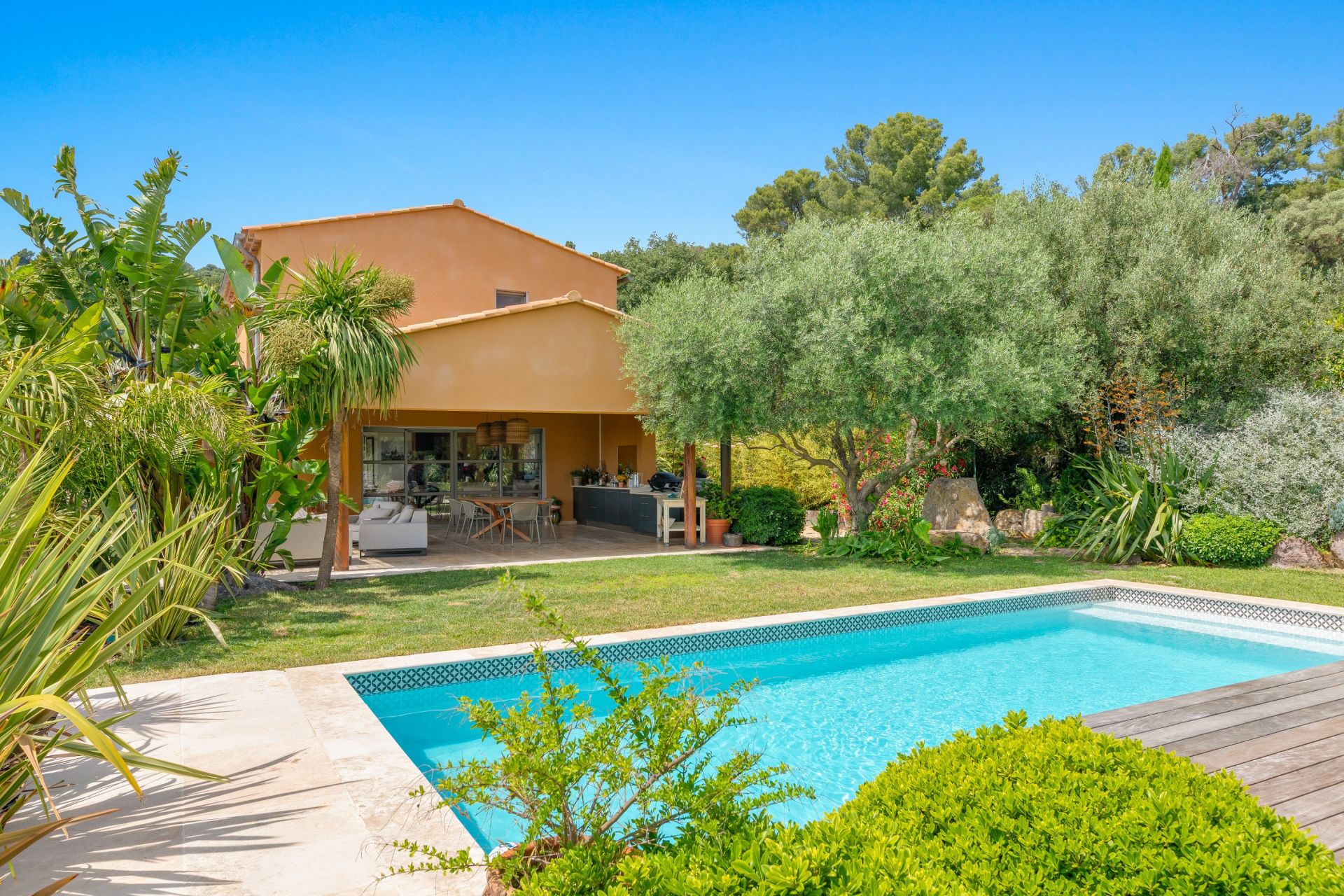 luxury house 6 Rooms for sale on OLLIOULES (83190)