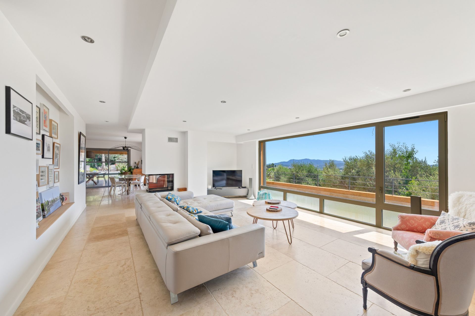 luxury house 6 Rooms for sale on OLLIOULES (83190)