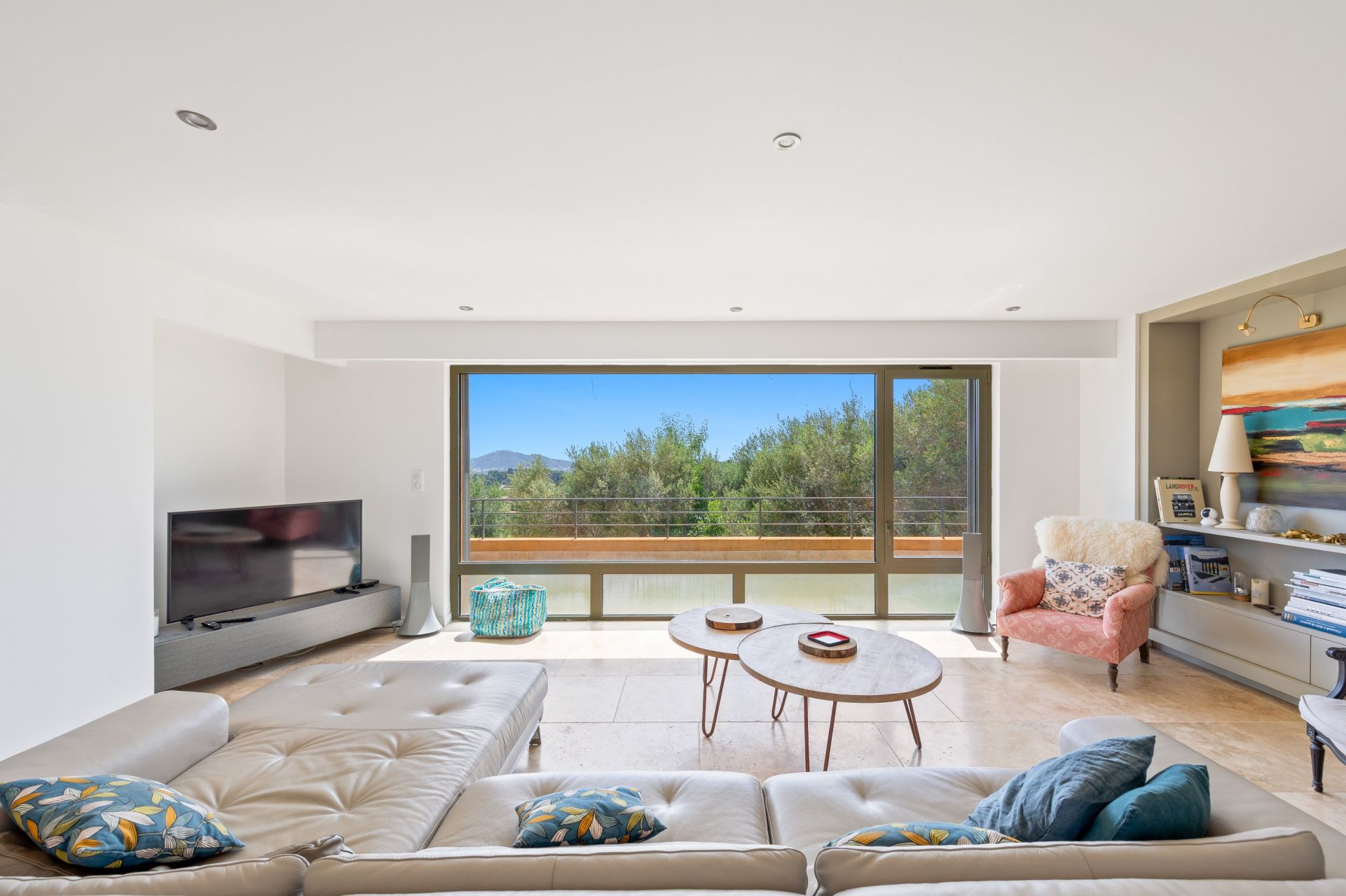 luxury house 6 Rooms for sale on OLLIOULES (83190)