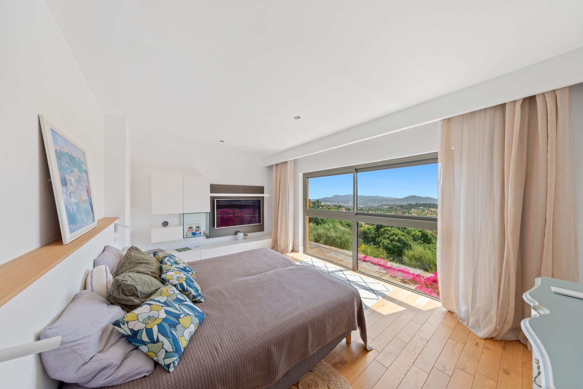 luxury house 6 Rooms for sale on OLLIOULES (83190)